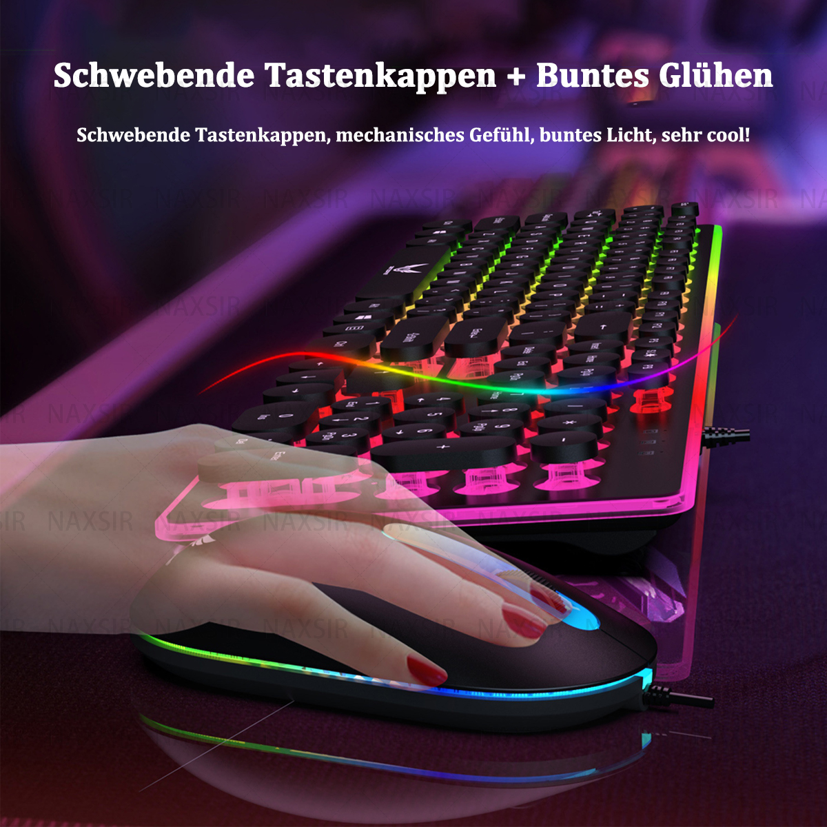 Hand benutzt Maus neben beleuchteter Tastatur. Die Tastatur leuchtet in mehreren Farben.