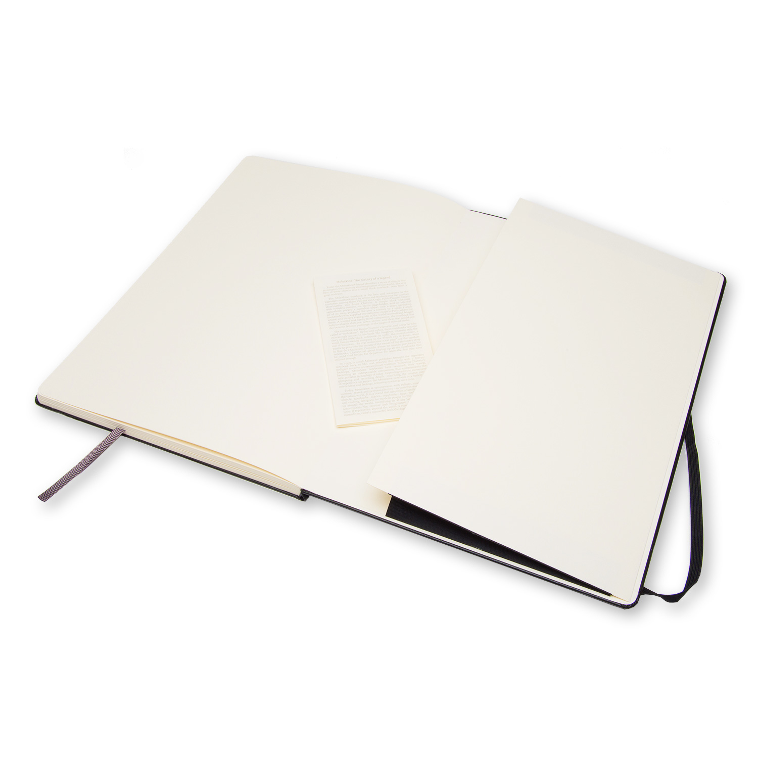 Otwarty dziennik z pustymi stronami, czarną wstążką i białym tłem z kartą.