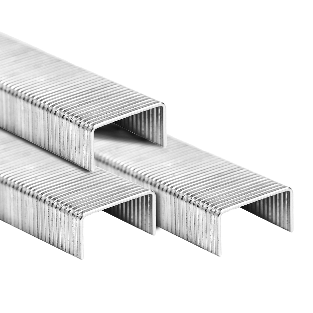 Trzy srebrne zszywki pokazane z bliska i ostre na białym tle.