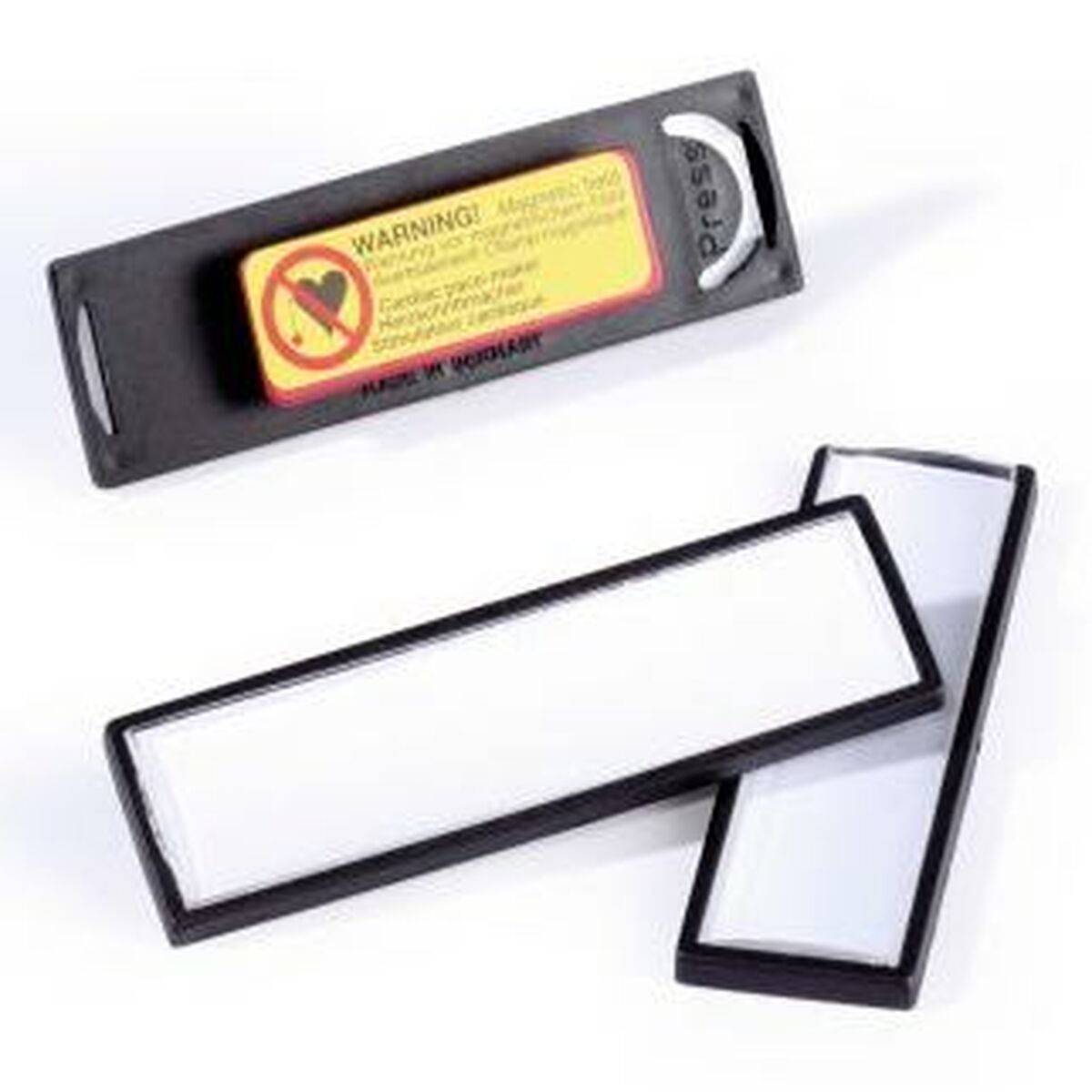 Czarna plakietka z ostrzeżeniem i dwoma pustymi wkładkami do plakietki.