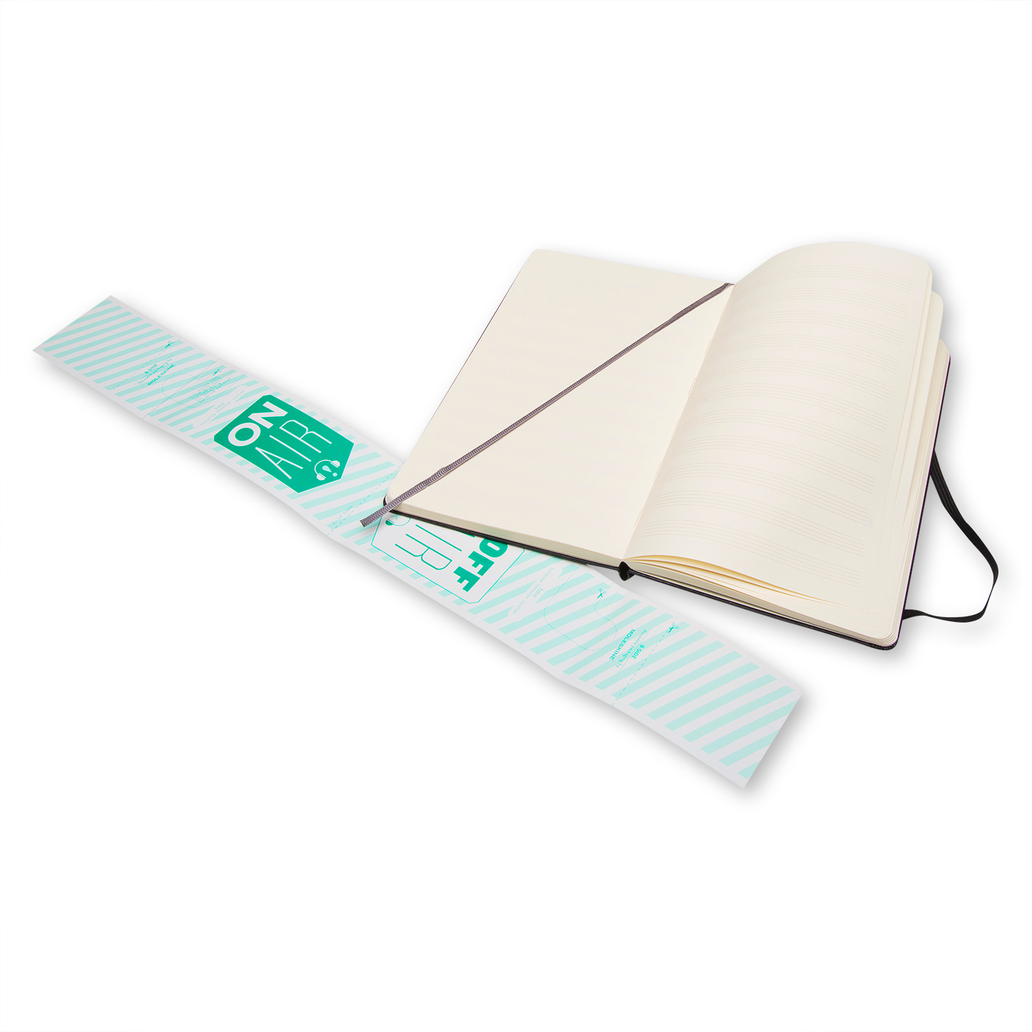 Geöffnetes Moleskine Notizbuch mit einem grünen Band mit der Aufschrift ON AIR. Das Notizbuch ist auf einer leeren Seite geöffnet.