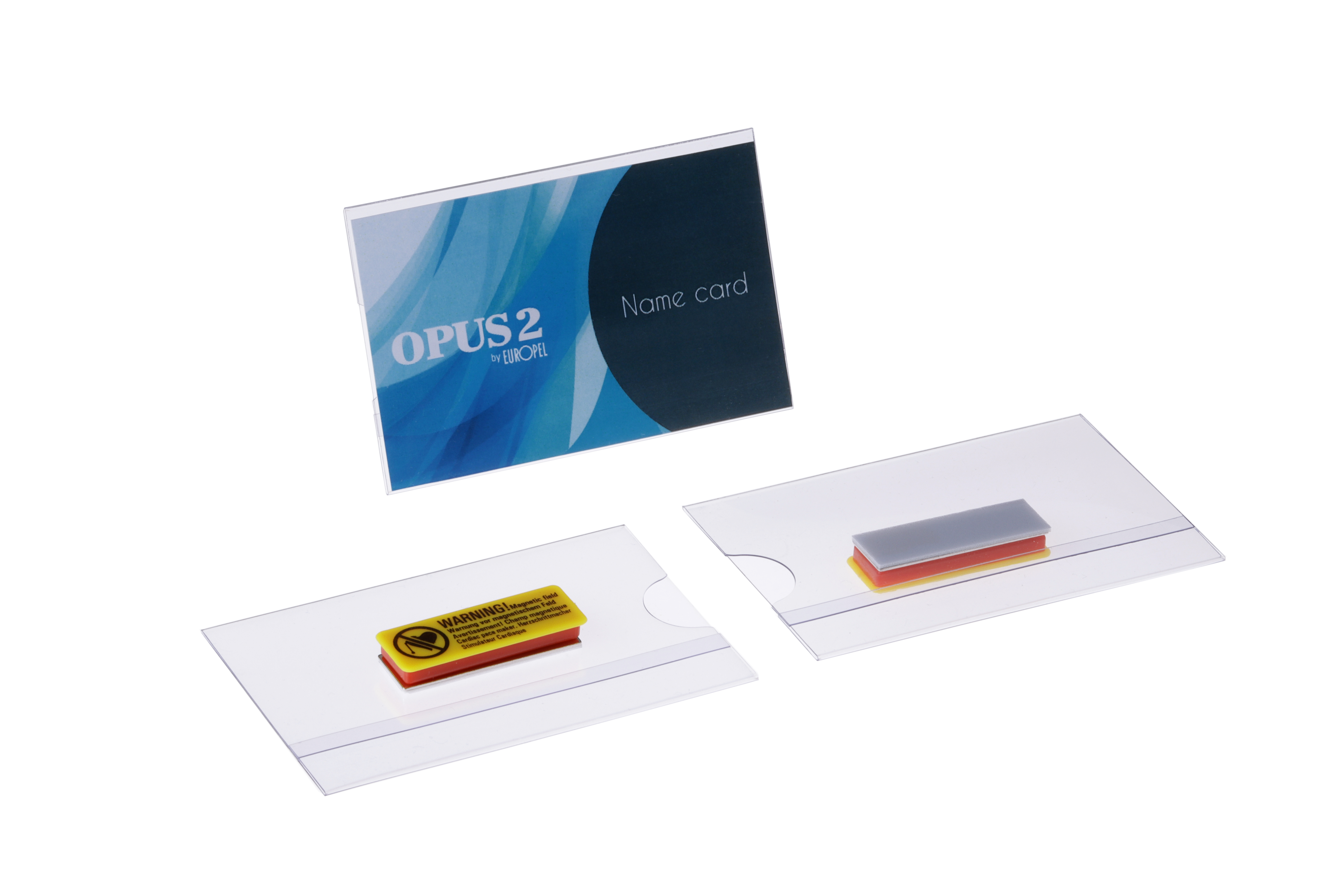 Przezroczyste plastikowe uchwyty na wizytówki z kartami i etykietami ostrzegawczymi. Jedna karta ma niebieski wzór.