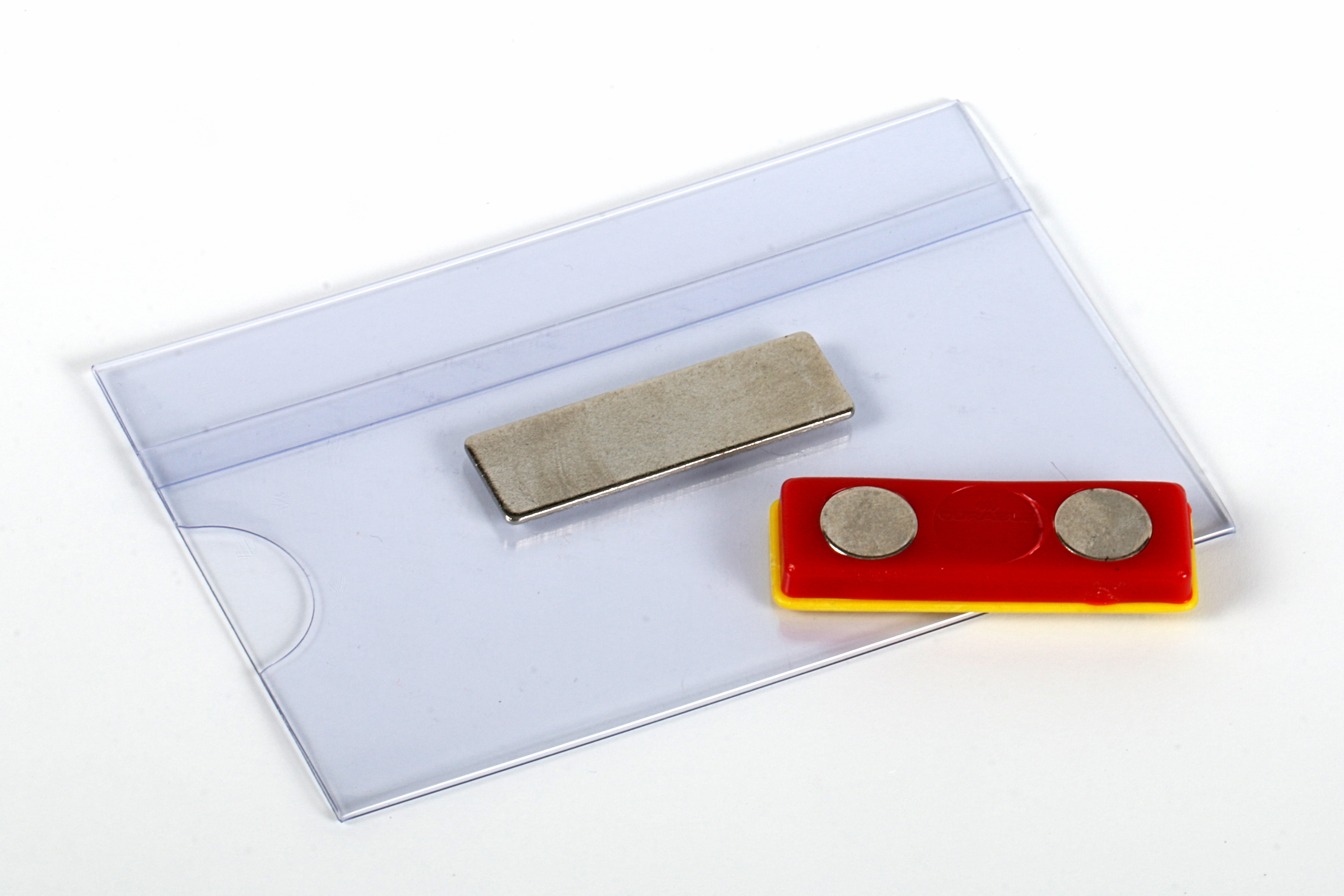Przezroczysty uchwyt na identyfikator z dwoma magnesami, srebrnym i czerwonym.
