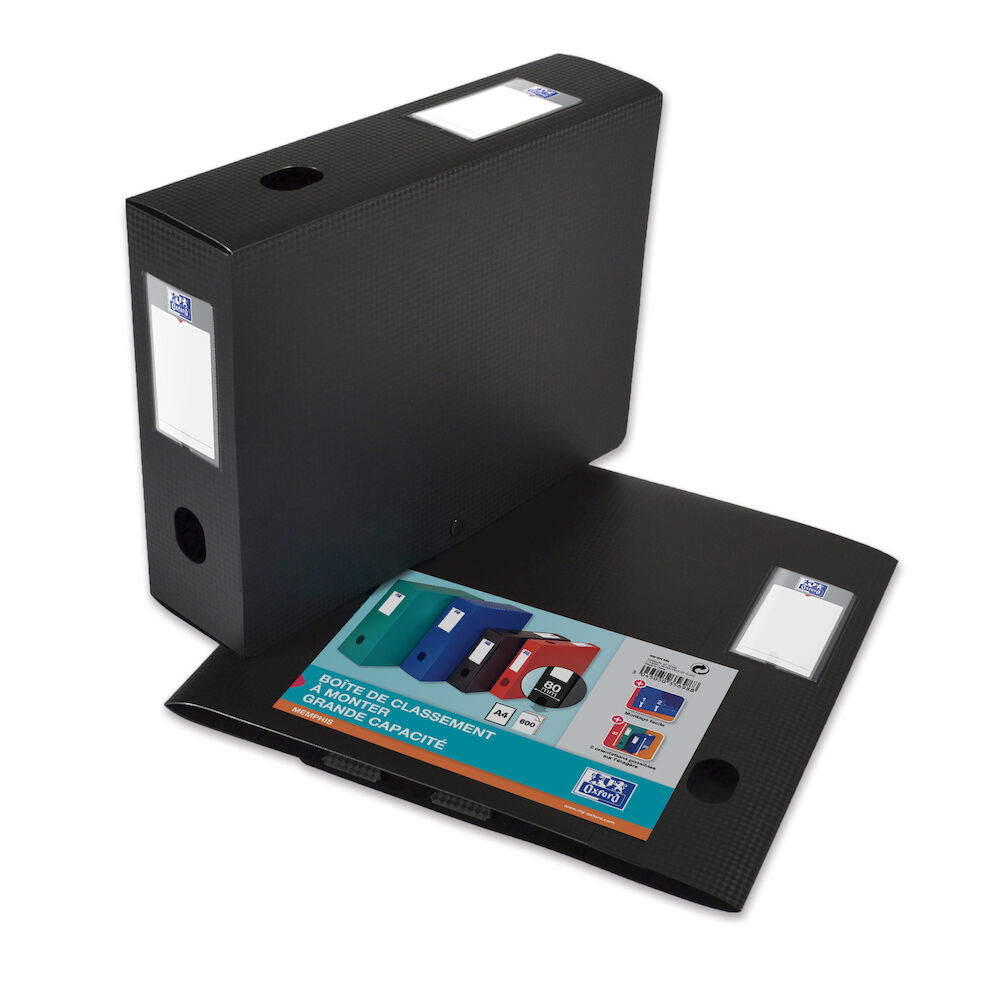 Czarne pudełka na dokumenty, jedno stojące, drugie otwarte. Otwarty pokazuje etykietę z kolorowymi zakładkami i tekstem.