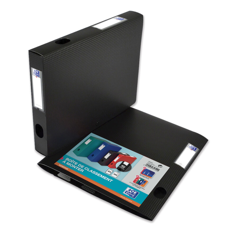 Dwa czarne segregatory z białymi etykietami. Jeden otwarty.