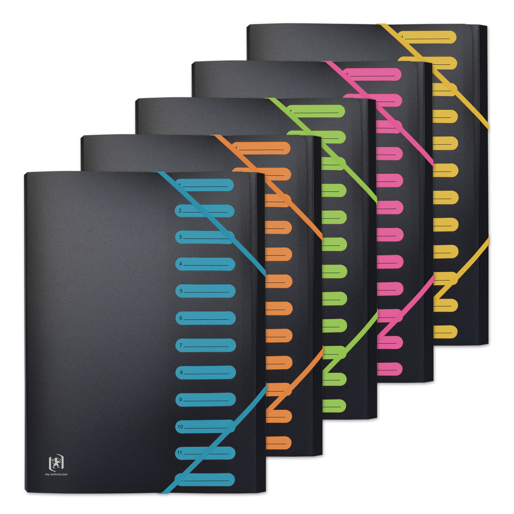 Pięć czarnych teczek z kolorowymi gumkami. Teczki są ponumerowane.