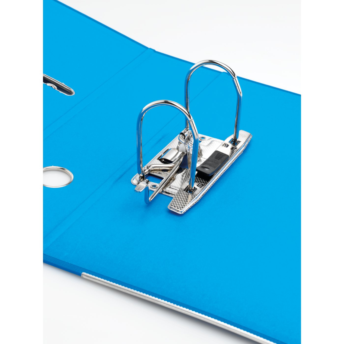 Otwarty niebieski segregator dźwigniowy, z metalowym mechanizmem dźwigniowym w środku, na białym tle.