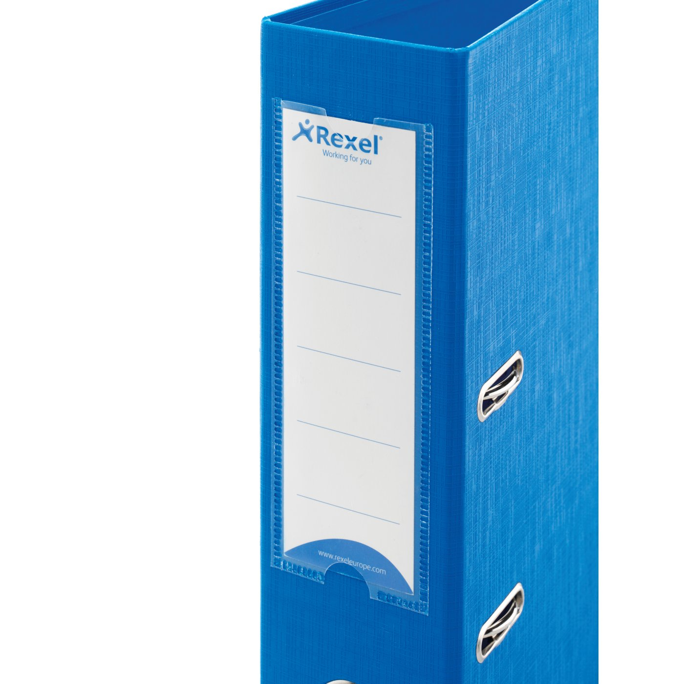 Niebieski segregator biurowy z przezroczystym uchwytem na etykiety.