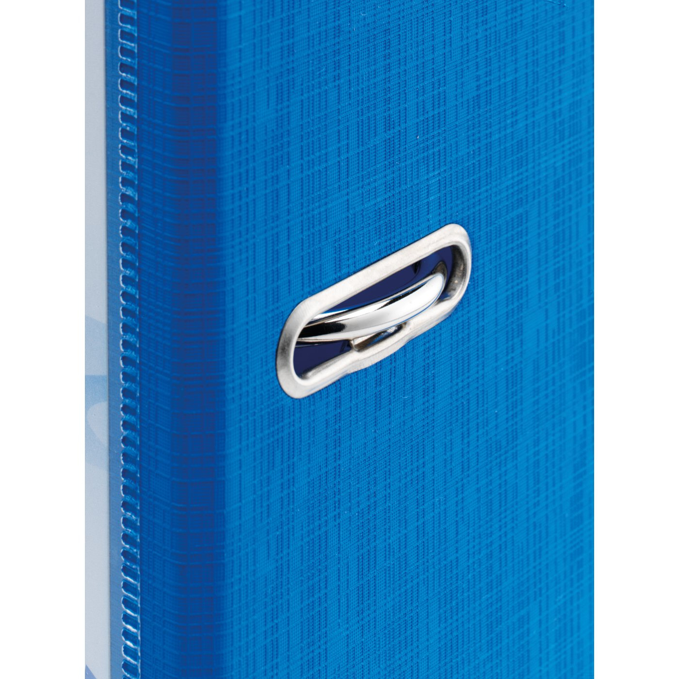 Widok z boku niebieskiego segregatora dźwigniowego, z metalowym uchwytem, na białym tle.