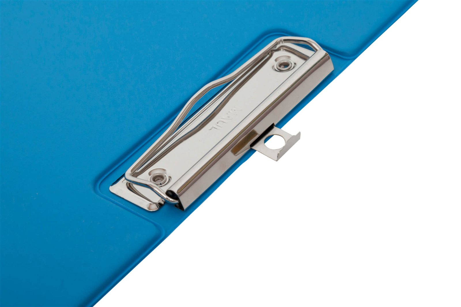 Niebieska podkładka z srebrnym klipsem na białej powierzchni. Klips jest błyszczący i szczegółowy. Tło jest białe.