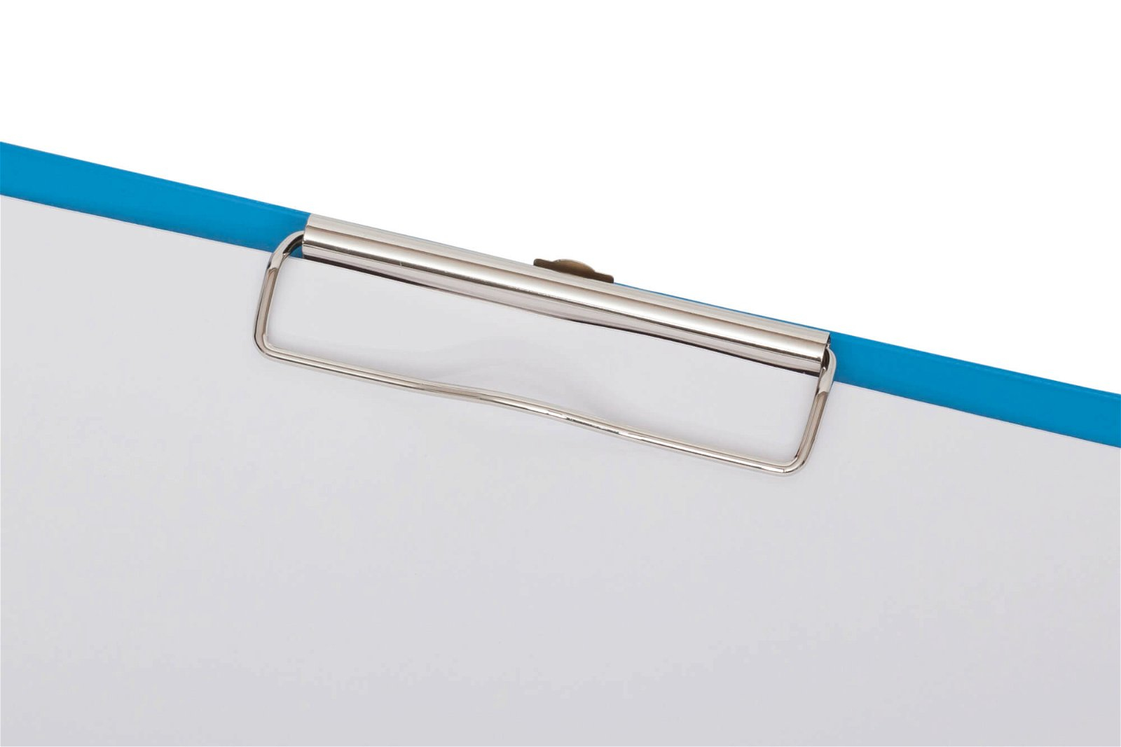 Zbliżenie metalowego klipsa na niebieskiej podkładce z białym papierem.