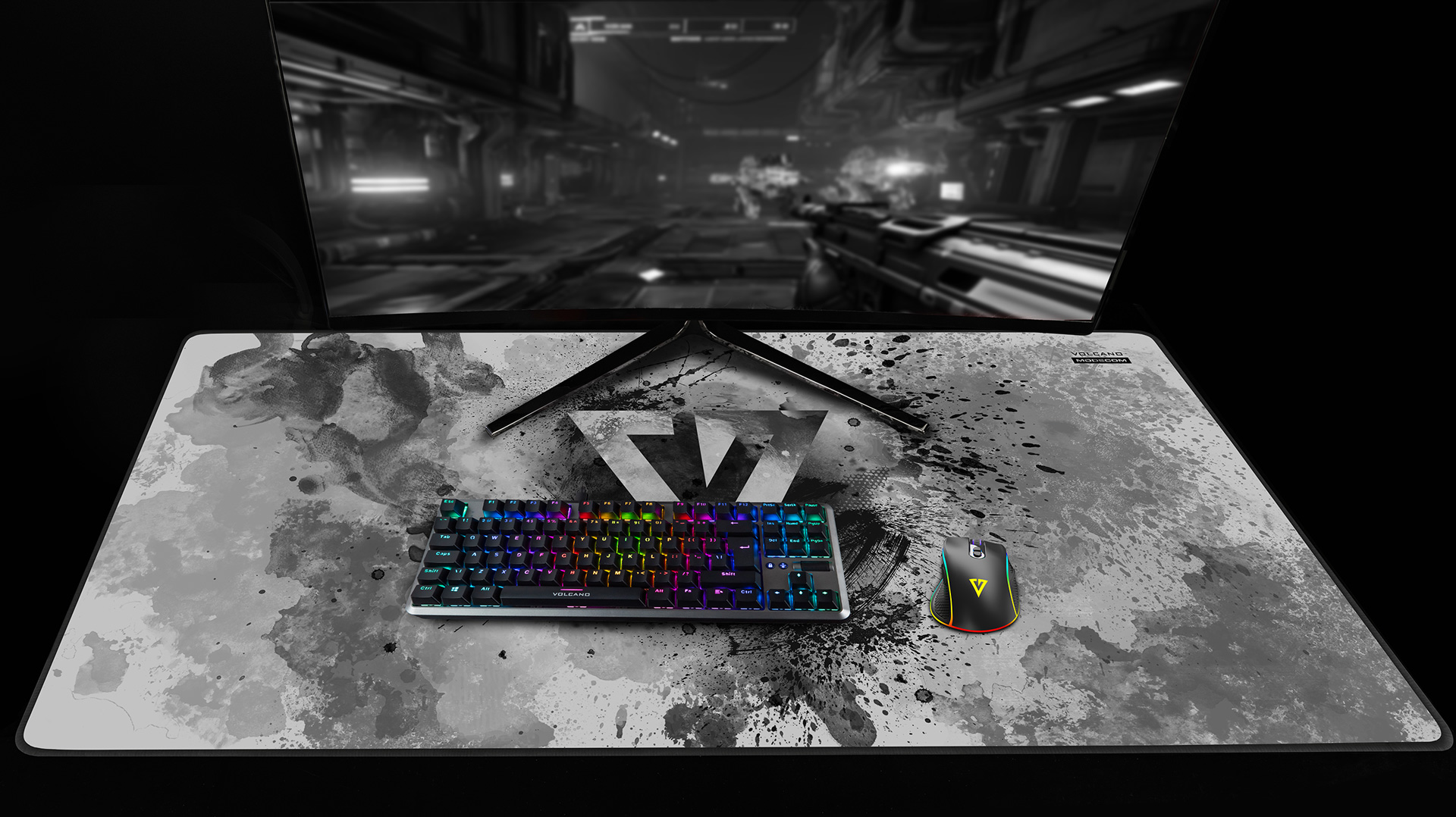 Podkładka pod mysz z klawiaturą, myszą i widocznym w tle ekranem.