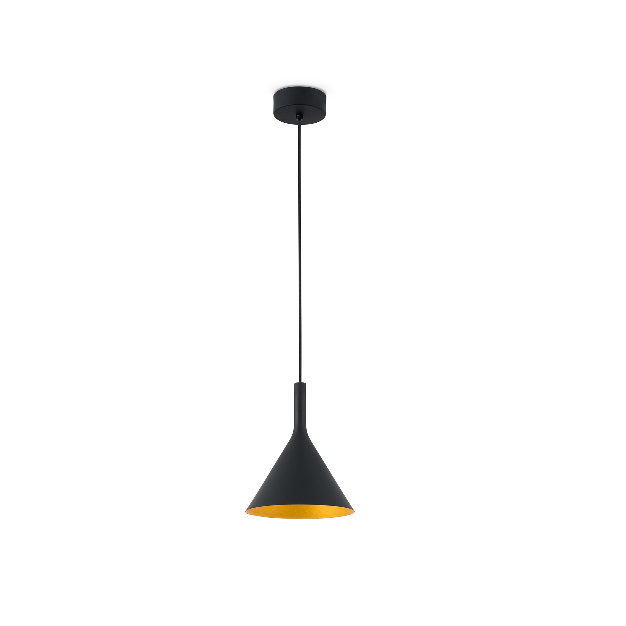Una lampada a sospensione nera pende dal soffitto bianco. La luce è a forma di cono con interno dorato.