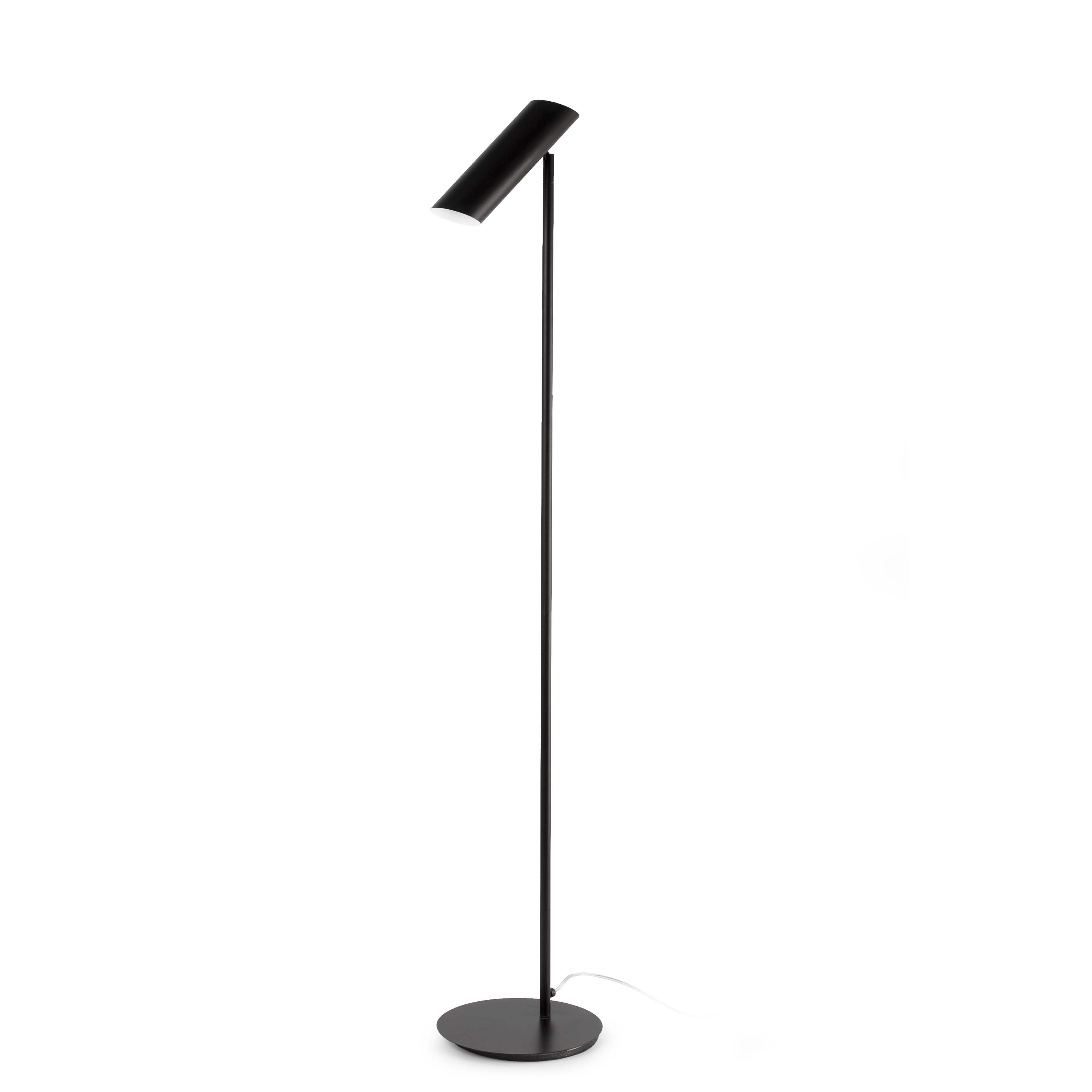 Una lampada da terra nera con un'asta sottile e una luce nera inclinata in alto. Sfondo bianco.