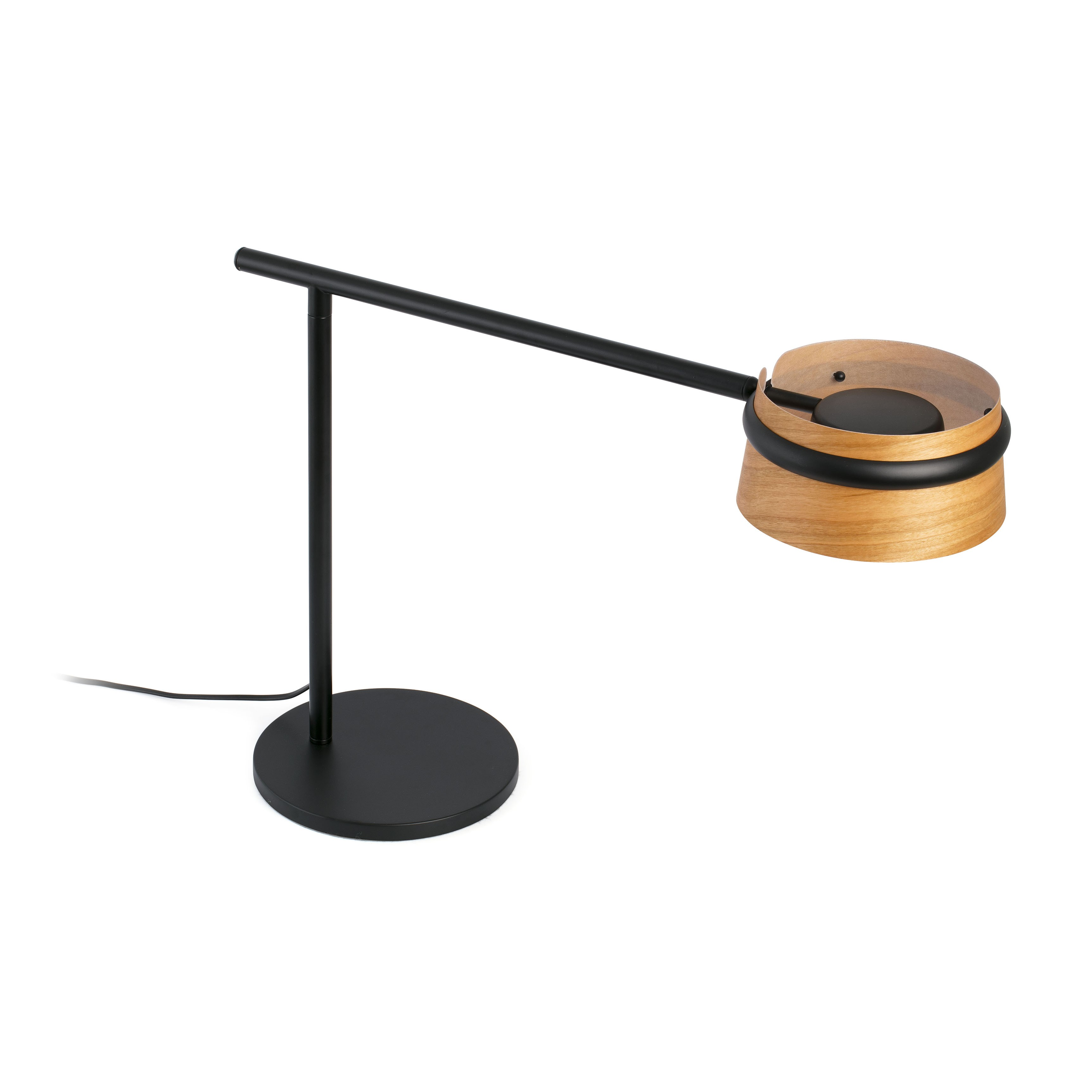 Una lampada da scrivania nera con base circolare e paralume in legno. Sfondo bianco.