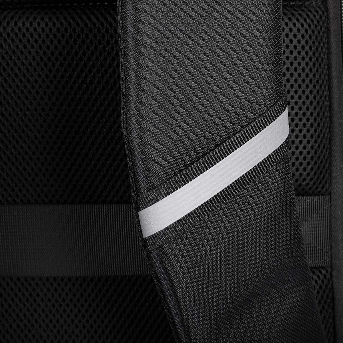 Zbliżenie na czarny pasek plecaka z białym paskiem odblaskowym.