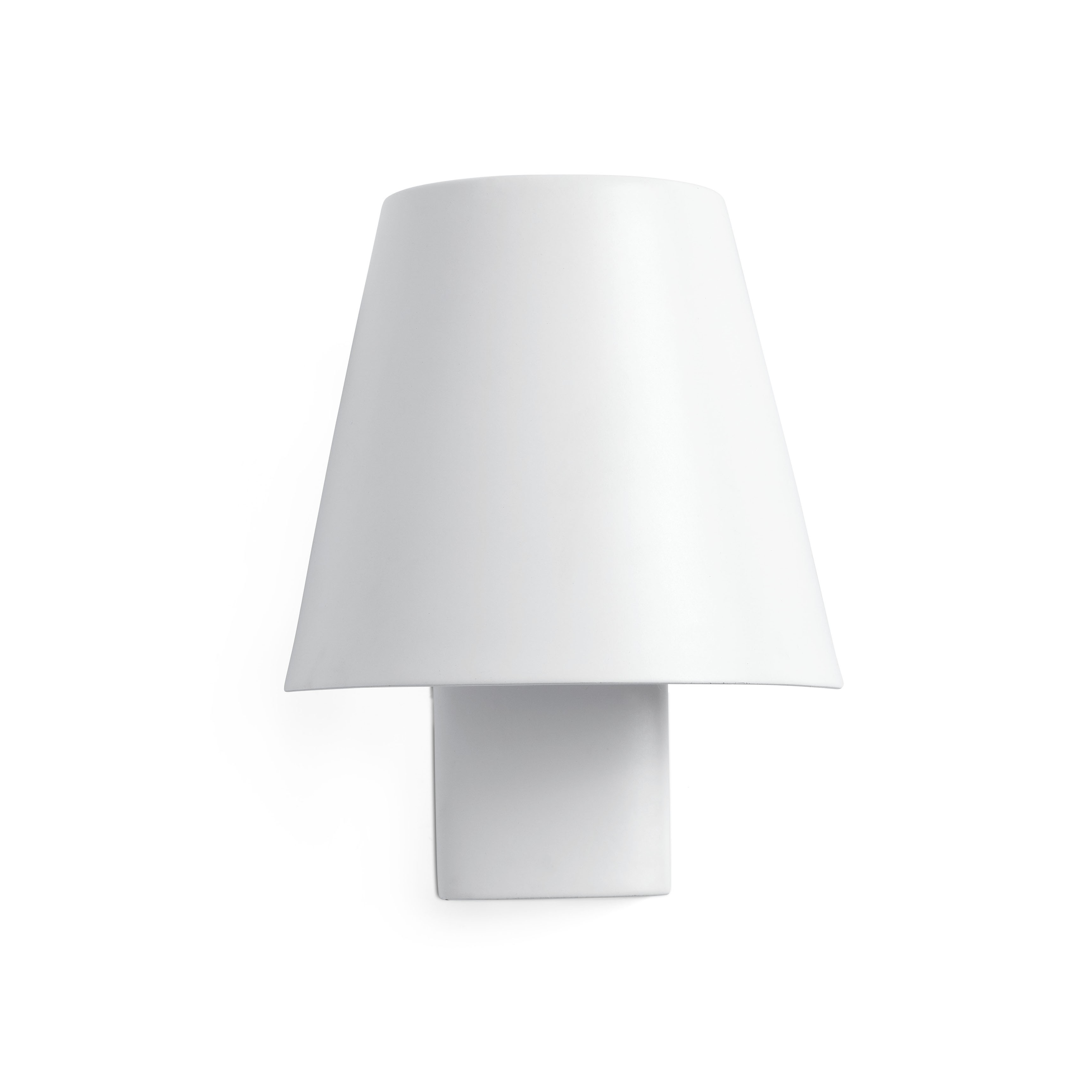 Lampada da parete bianca con base quadrata e paralume conico.