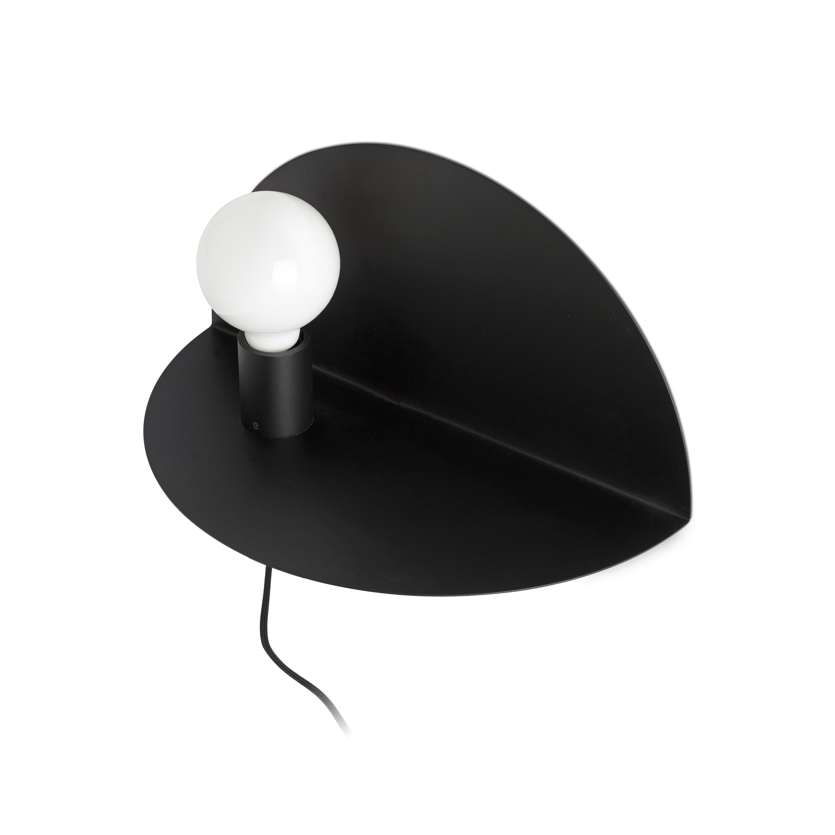 Lampada da parete nera a forma di cuore con lampadina bianca. Un cavo nero si estende dalla lampada.