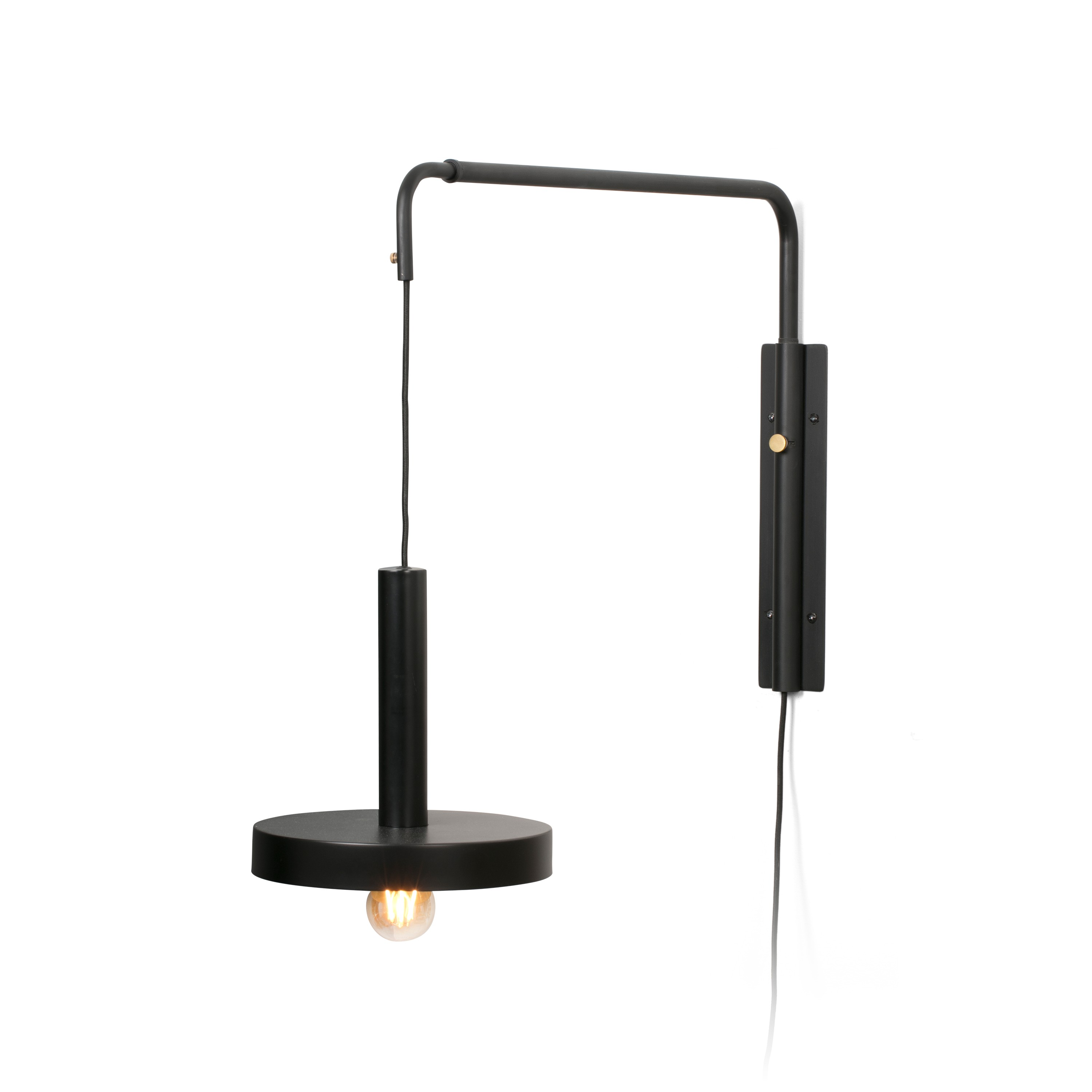 Lampada da parete nera con un braccio curvo e una singola lampadina.