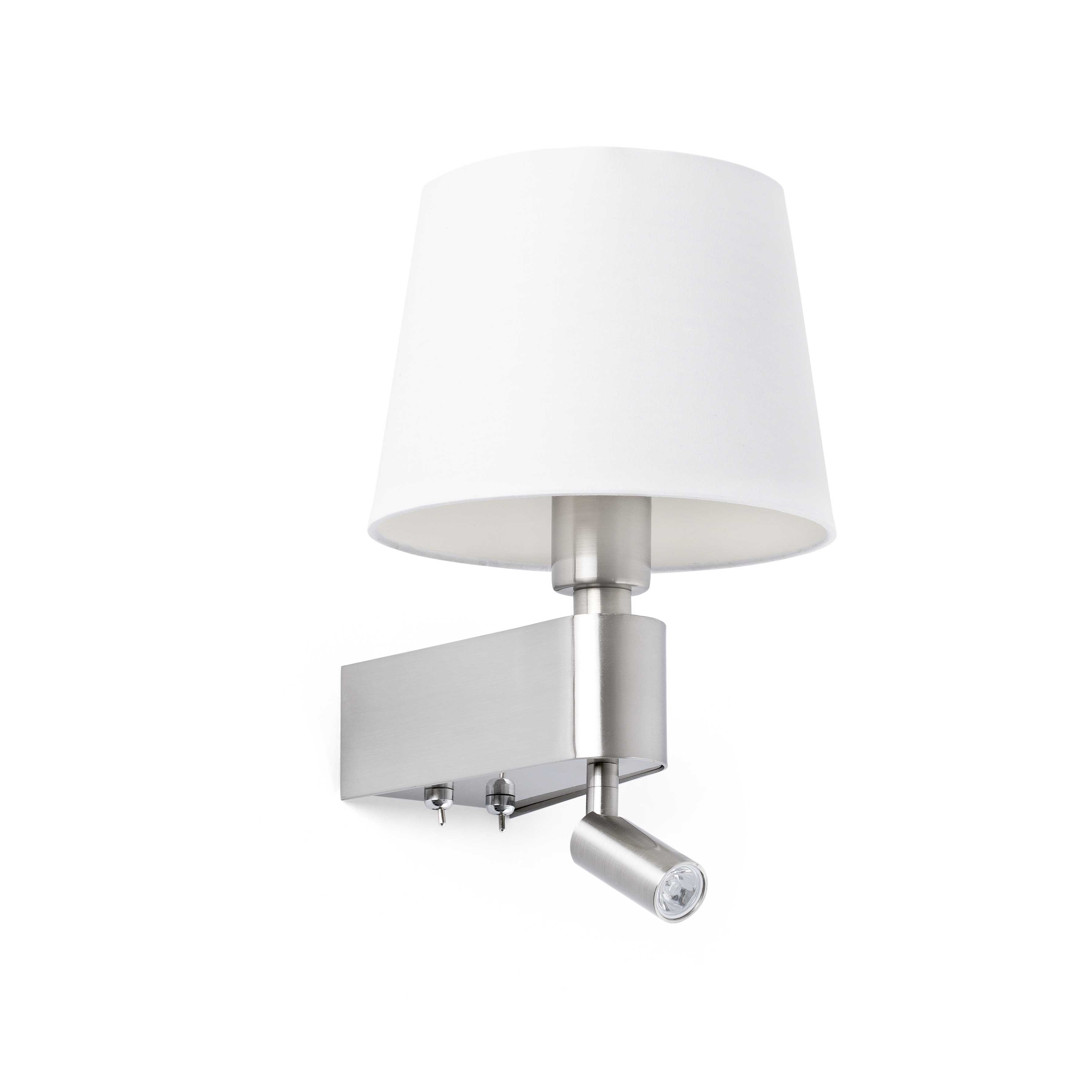 Lampada da parete argentata con paralume bianco e un faretto.