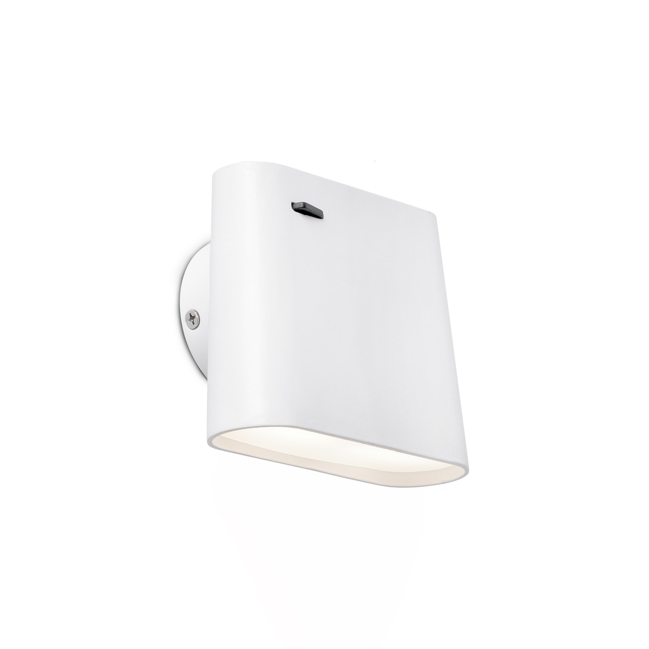 Lampada da parete bianca angolata. La lampada ha un'apertura di luce rettangolare e un piccolo interruttore in alto.