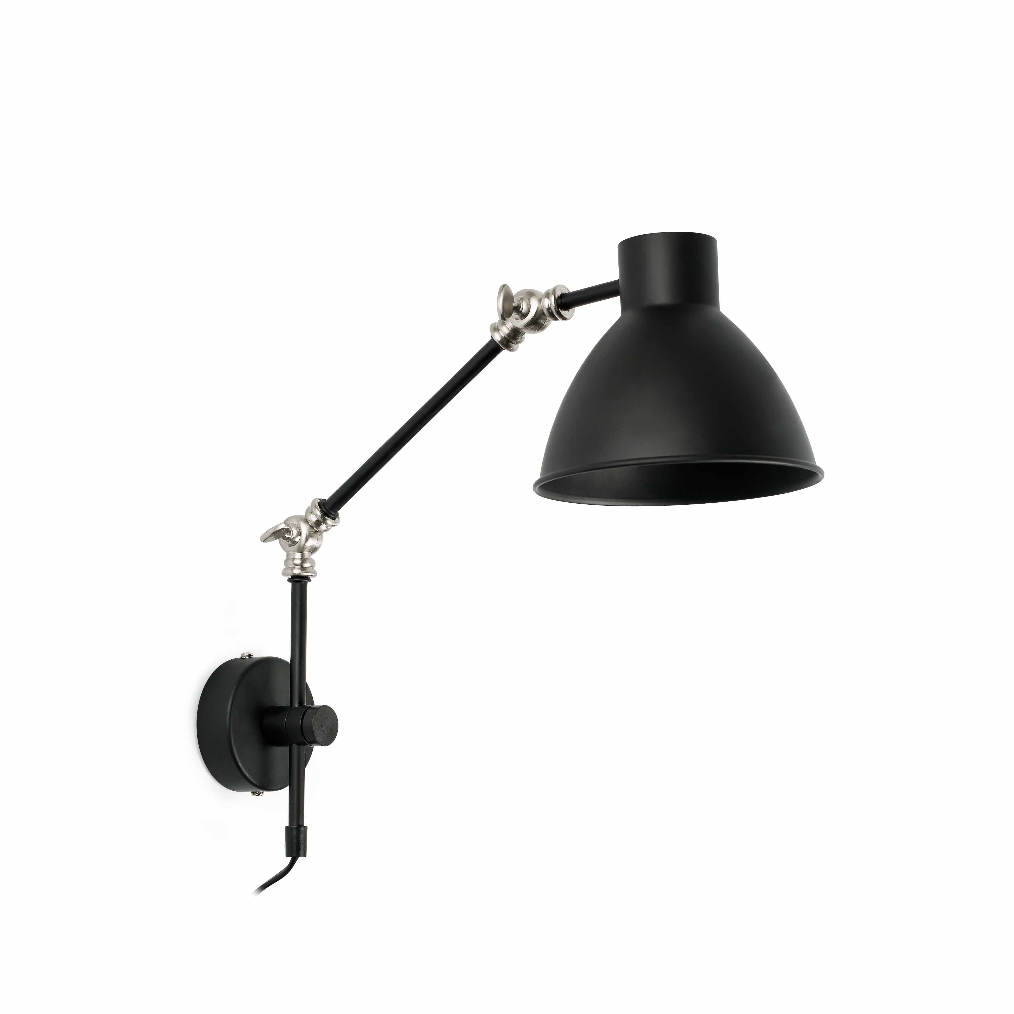 Una lampada da parete nera regolabile su sfondo bianco. La lampada è accesa.
