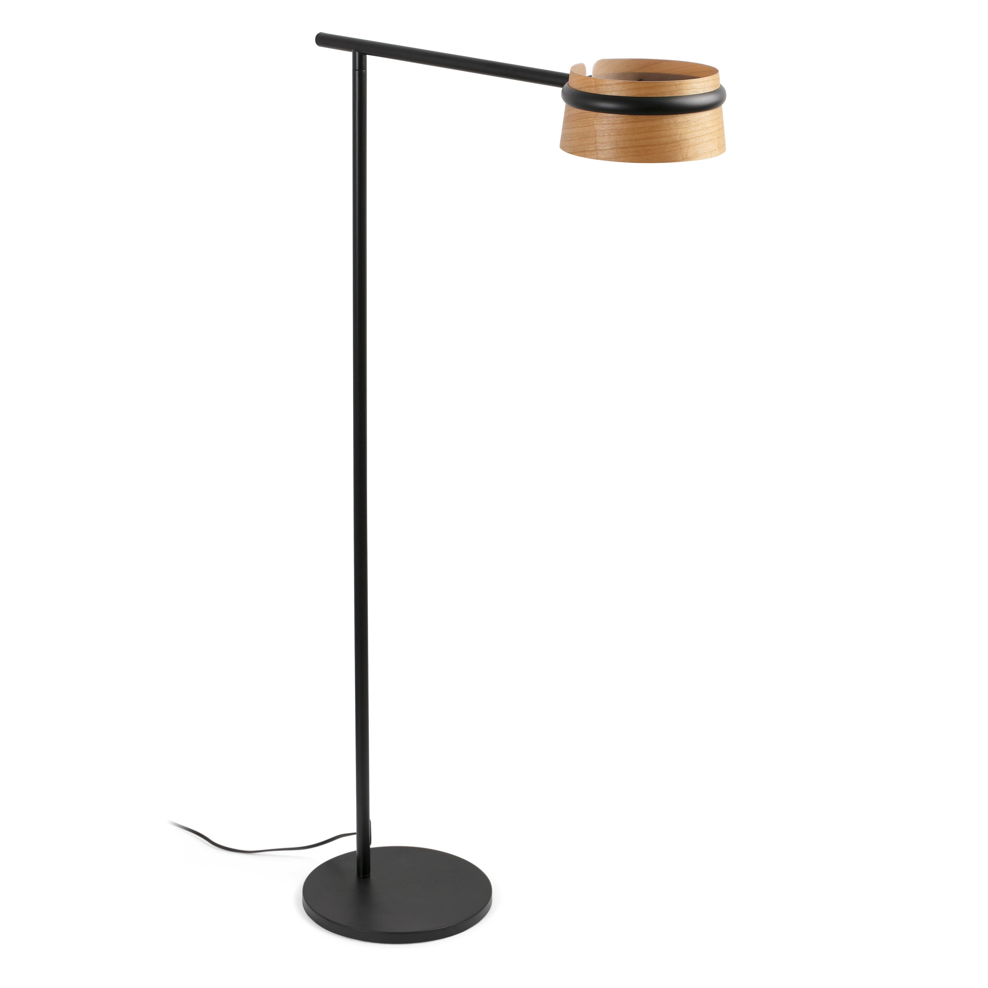 Una lampada da terra nera con paralume in legno e base nera.