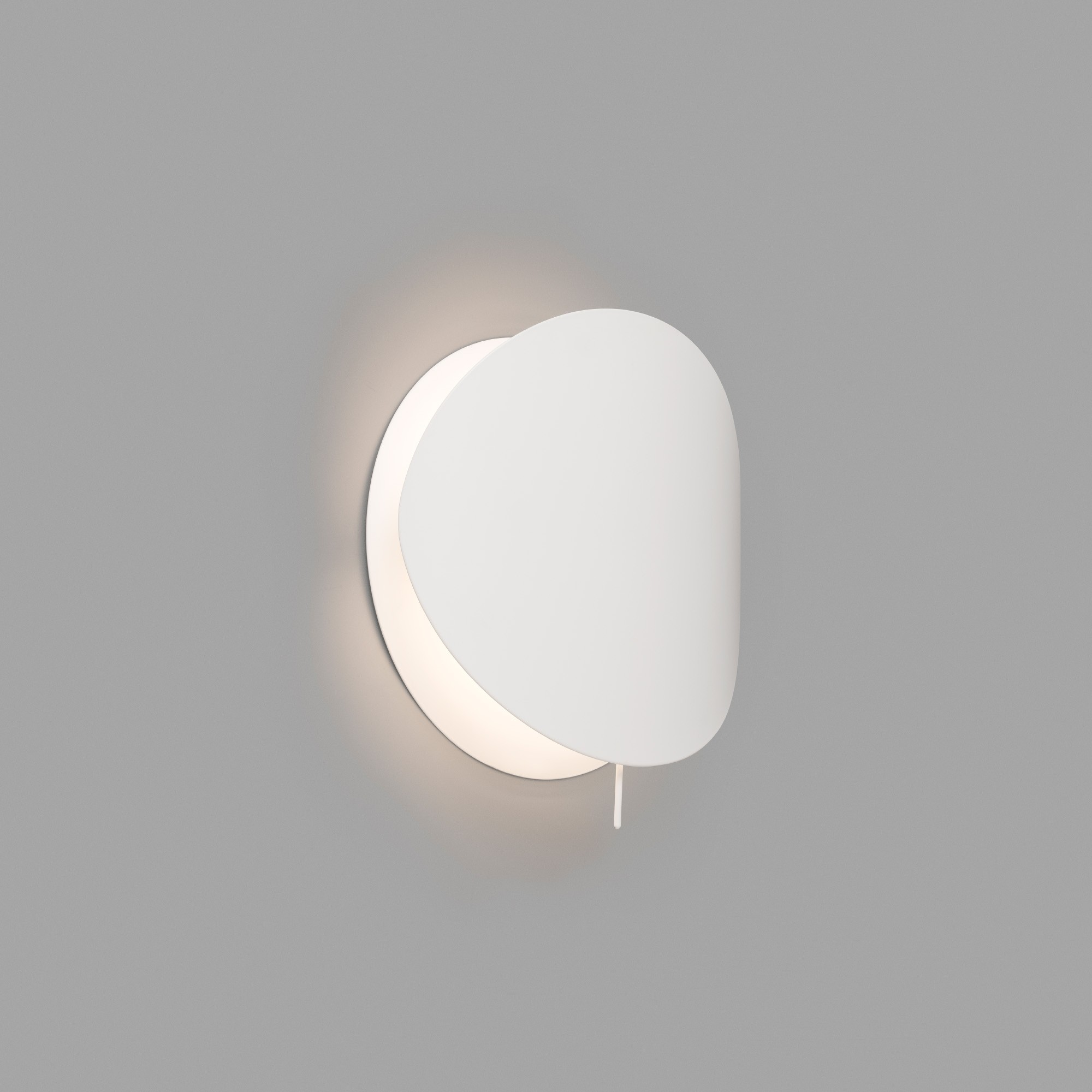 Lampada da parete bianca. Il design include un paralume curvo e una piccola asta sospesa.
