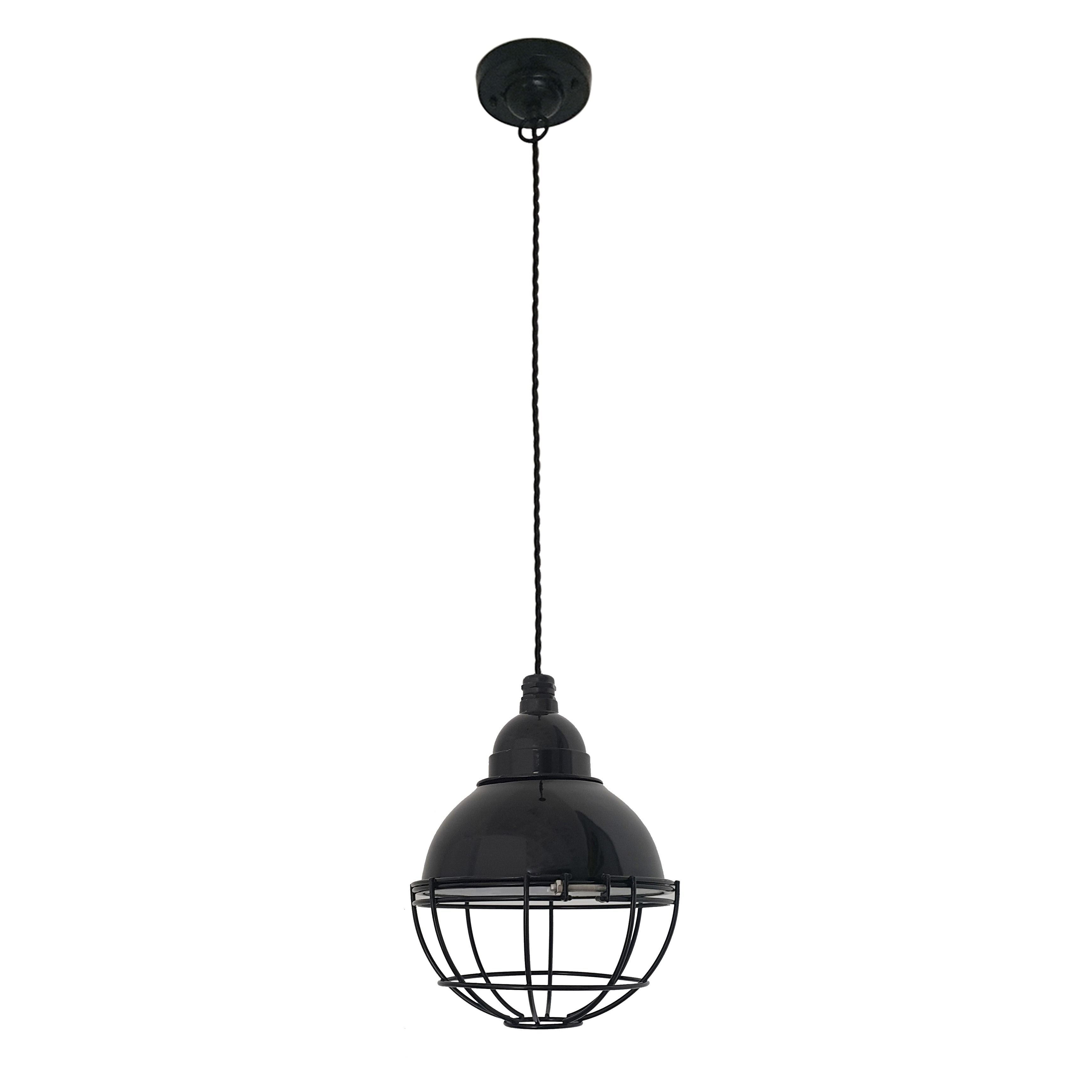 Lampada a sospensione nera con gabbia. La luce pende dal soffitto con un filo nero.