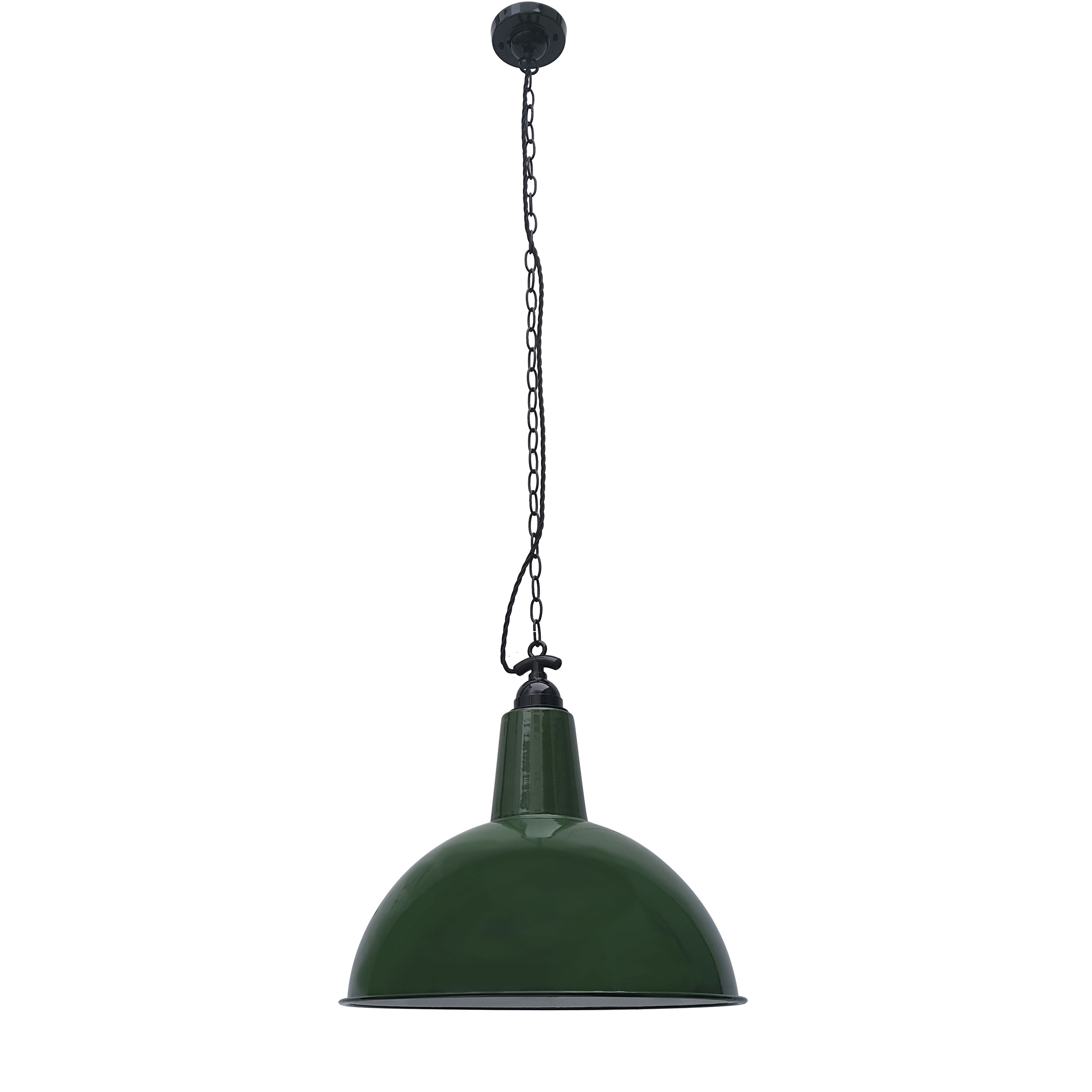 Una lampada a sospensione verde, a cupola, in stile industriale, appesa a una catena su sfondo bianco.