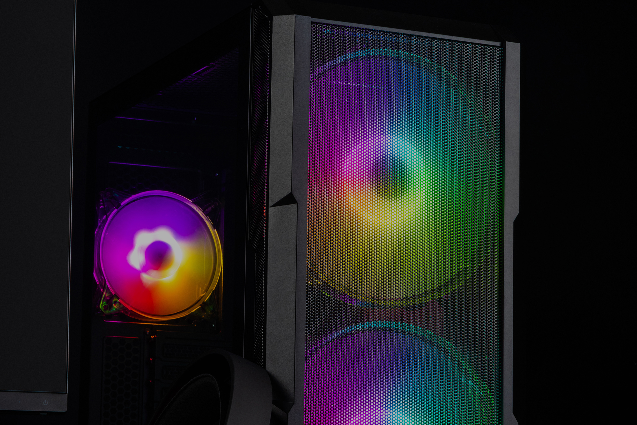 Zbliżenie obudowy komputera z kolorowymi wentylatorami. Wentylatory są podświetlone.