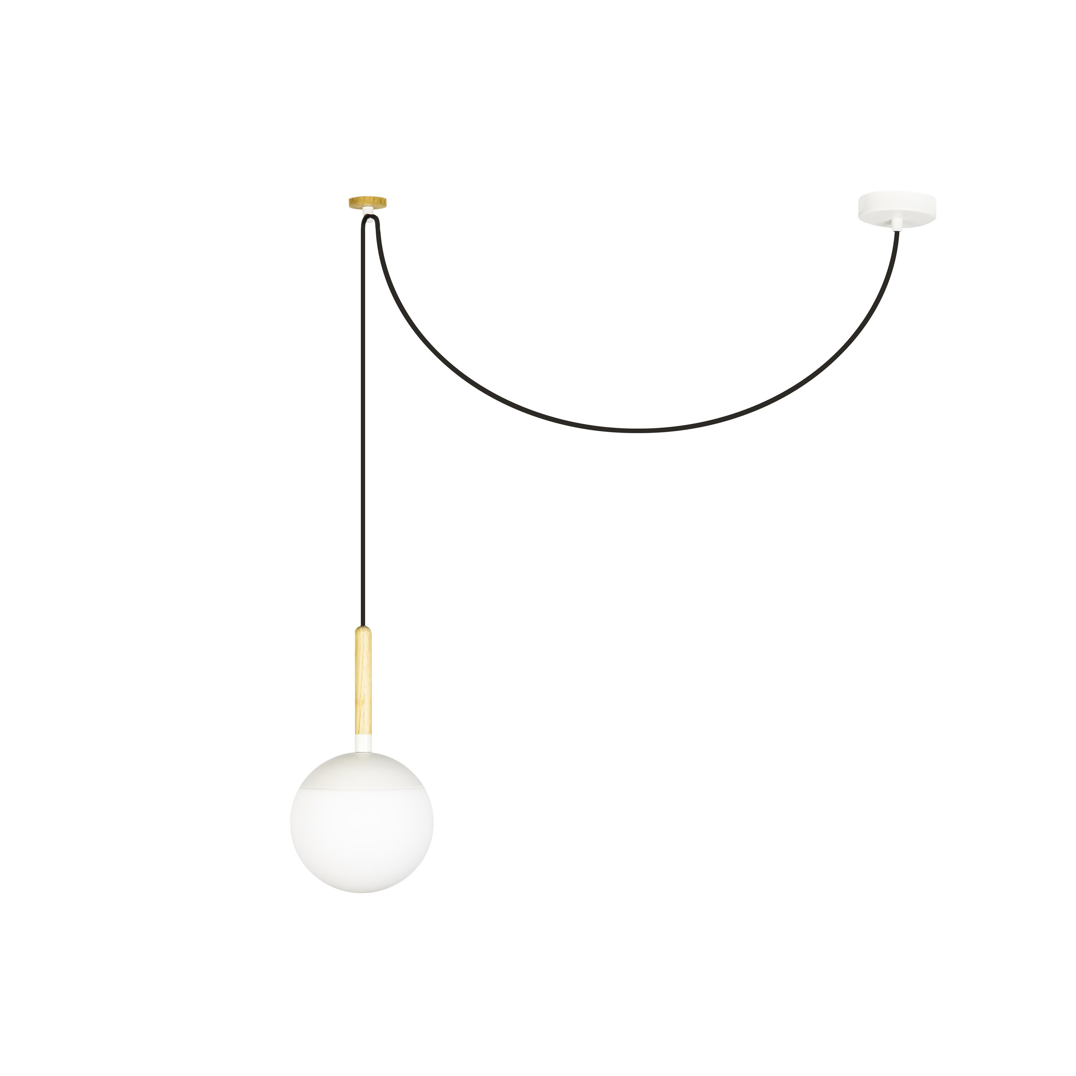 Lampada a sospensione con paralume a globo bianco, stelo in legno e cavo nero.