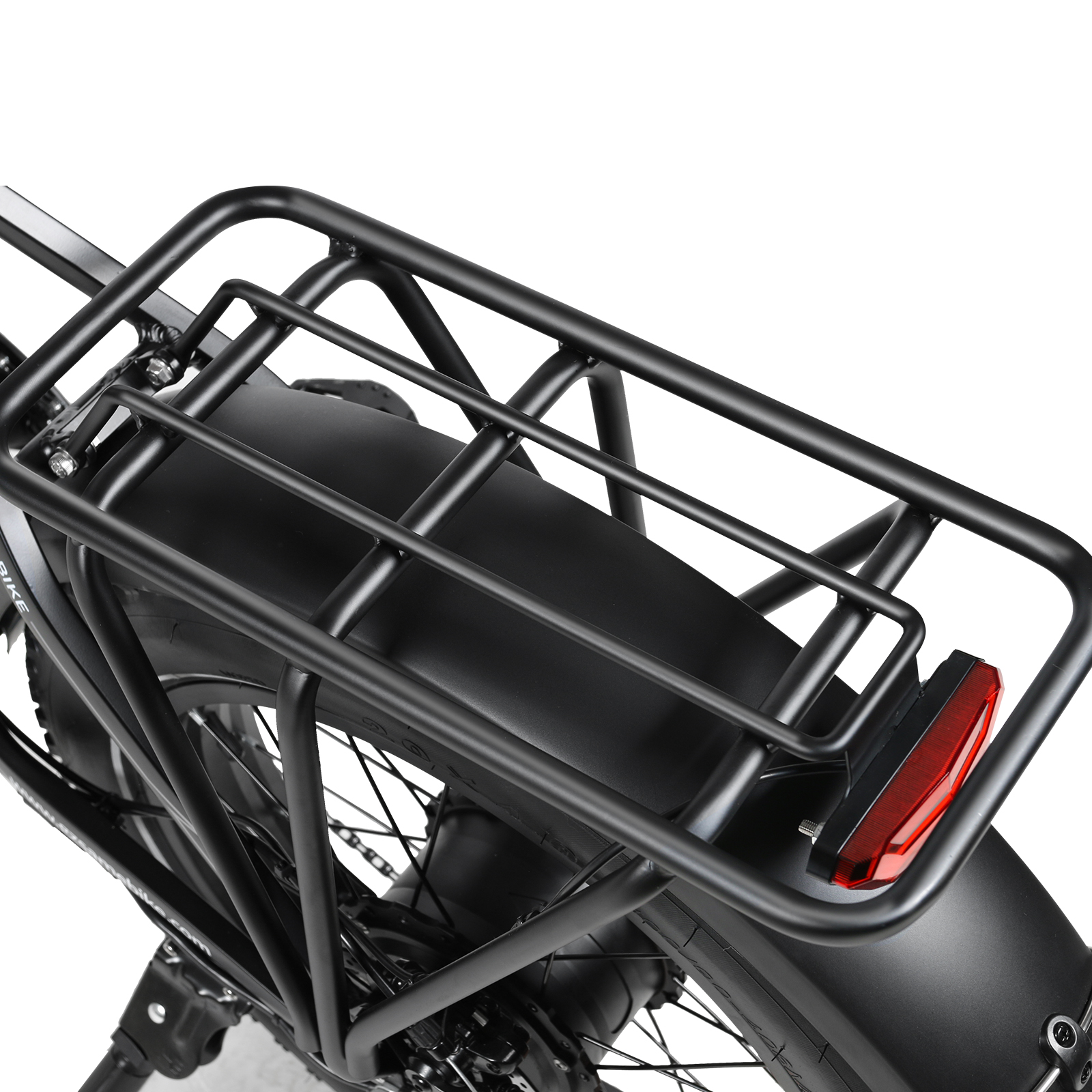 Czarny bagażnik z tyłu roweru elektrycznego, z błotnikiem i widocznym czerwonym odblaskiem.