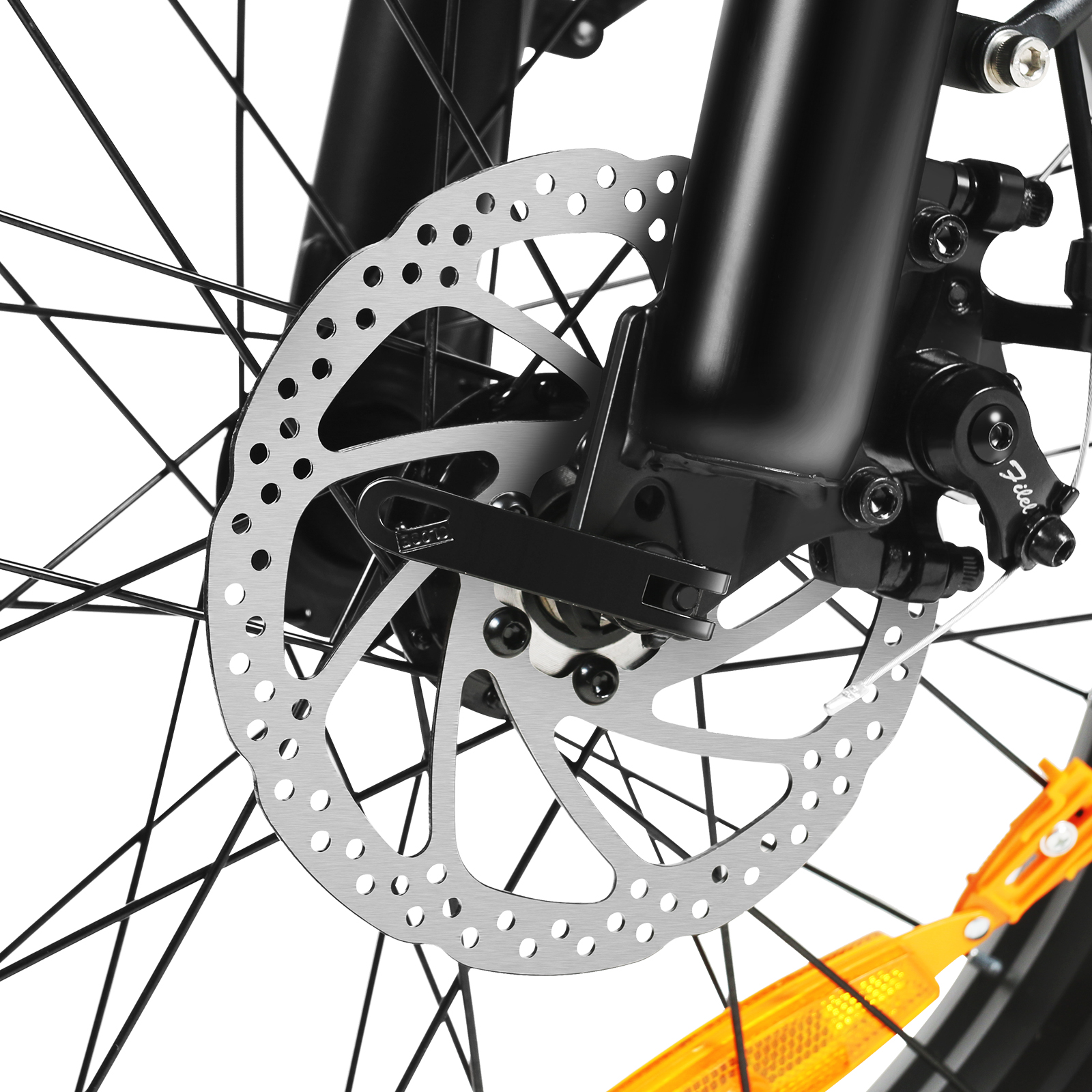 Zbliżenie przedniego systemu hamulców tarczowych roweru elektrycznego.