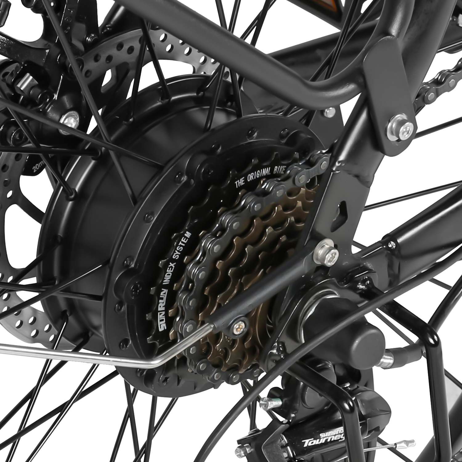 Zbliżenie tylnego koła roweru elektrycznego z zębatkami i łańcuchem. Czarne i srebrne elementy, na białym tle.