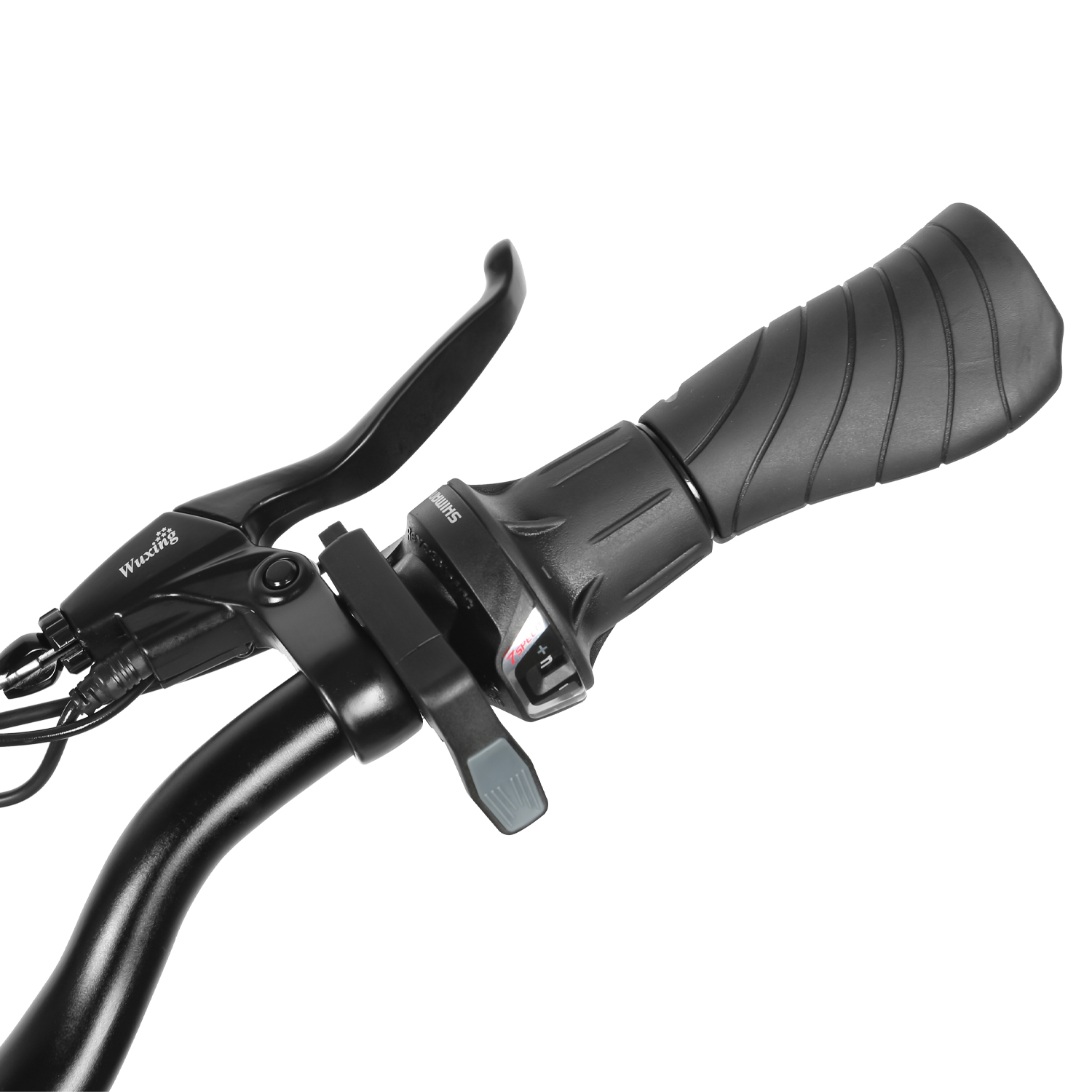 Zbliżenie kierownicy. Pokazuje czarną kierownicę z czarnymi uchwytami i elementami sterującymi, na białym tle.