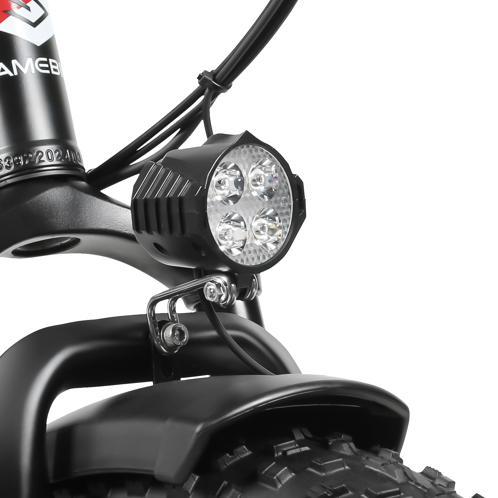 Zbliżenie reflektora roweru elektrycznego z czterema jasnymi światłami, zamontowanego z przodu, na białym tle.