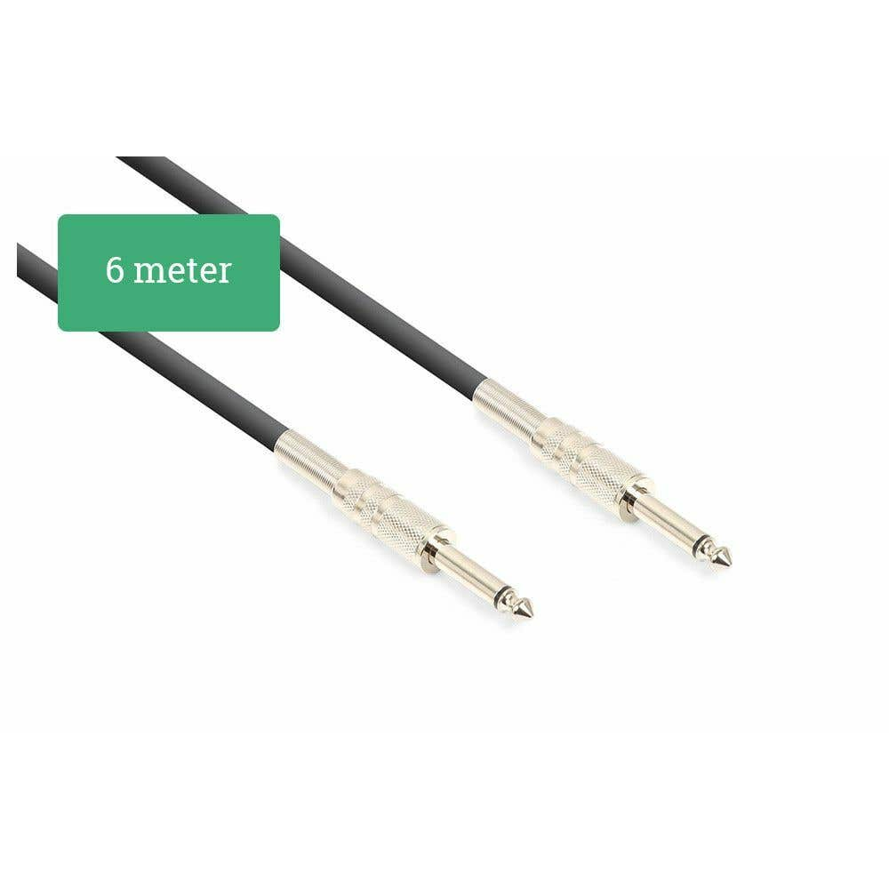 Dos cables de audio negros con conectores plateados. Se muestra una caja verde con la etiqueta "6 metros".