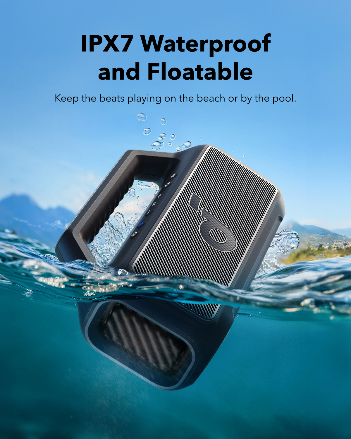 Altoparlante nero che galleggia nell'acqua, con la scritta 'IPX7 Waterproof and Floatable'. Sfondo di acqua blu.