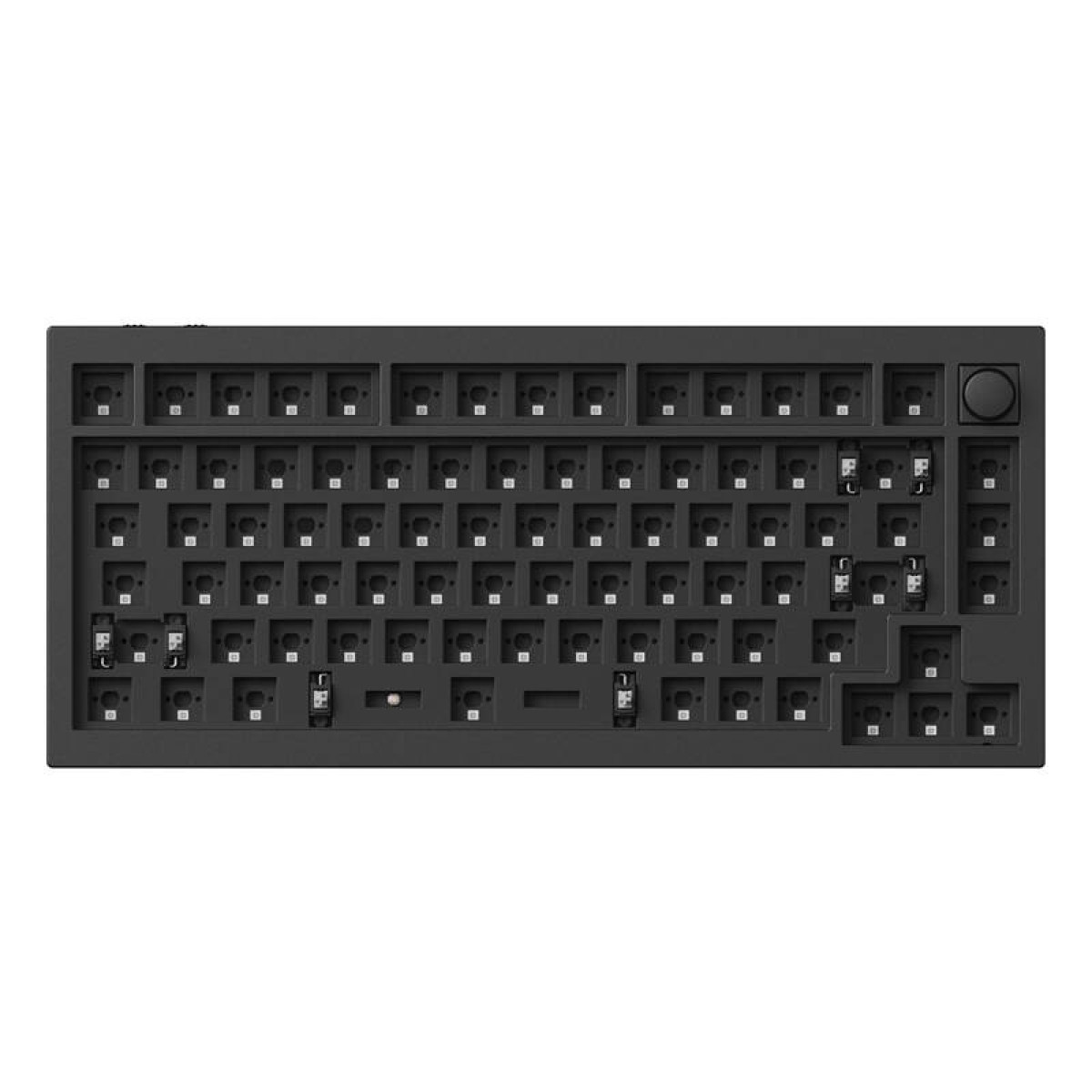Eine schwarze Tastatur ohne installierte Tasten. Sie hat viele quadratische Löcher für die Tasten.