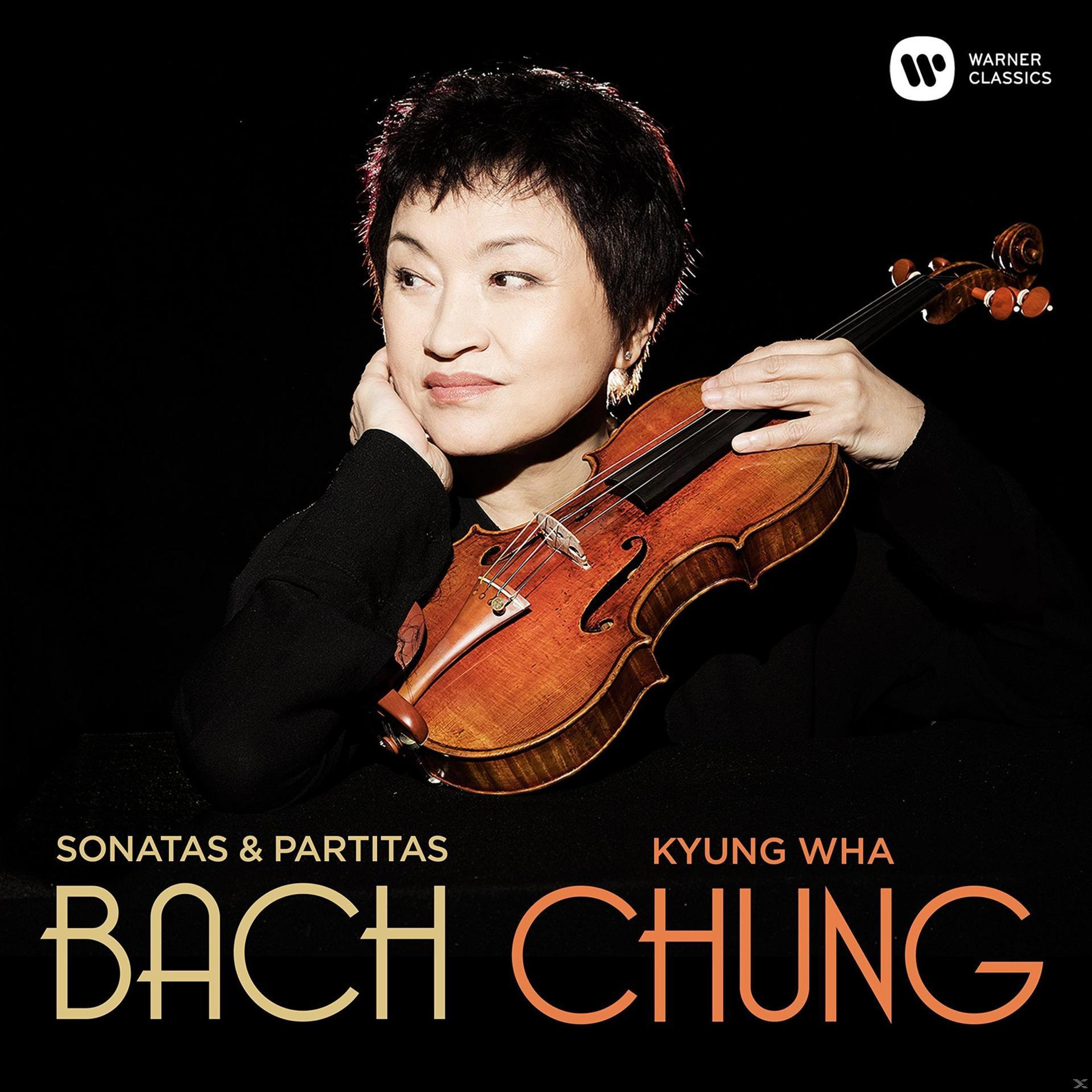 Femme avec violon, couverture de l'album Bach Chung. Fond noir.