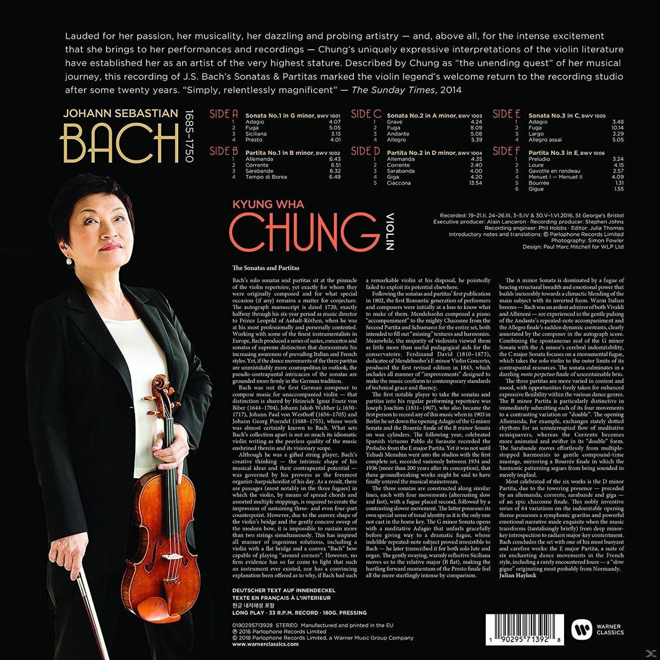 Une femme vêtue élégamment tient un violon. Le texte comprend 'Johann Sebastian Bach' et d'autres détails au dos.