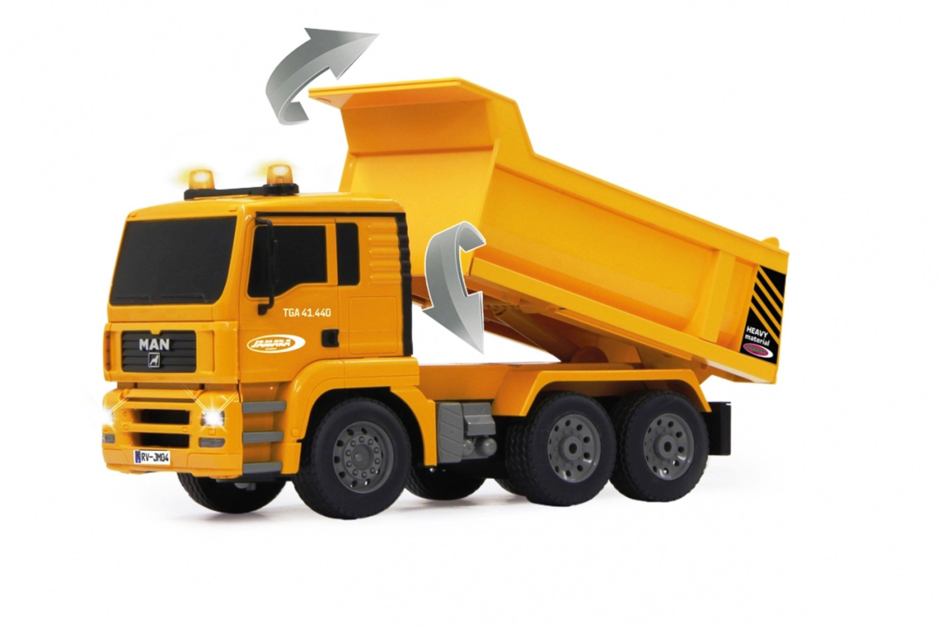 Żółta zabawka wywrotka. Strzałki wskazują funkcję wywrotu. Białe tło.