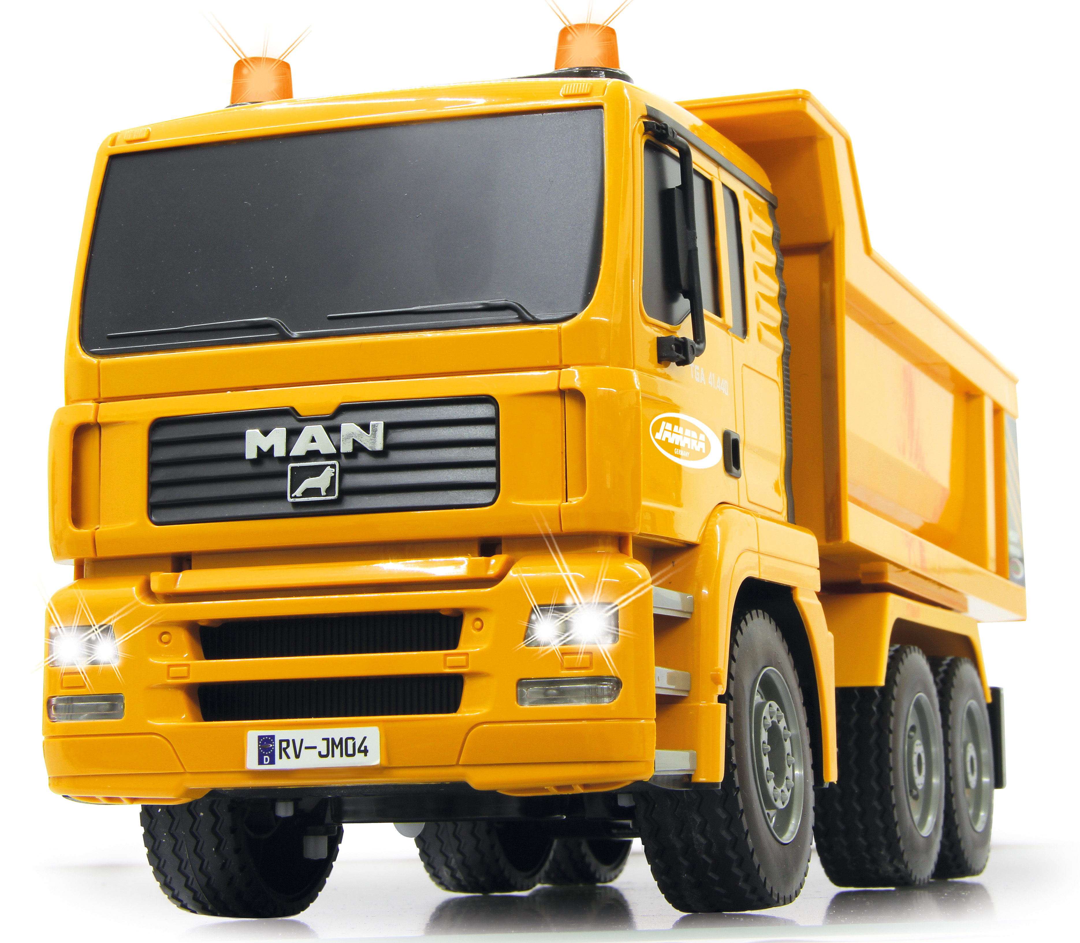 Żółta zabawka ciężarówka ze światłami. Logo MAN z przodu. Białe tło. Widok z boku.