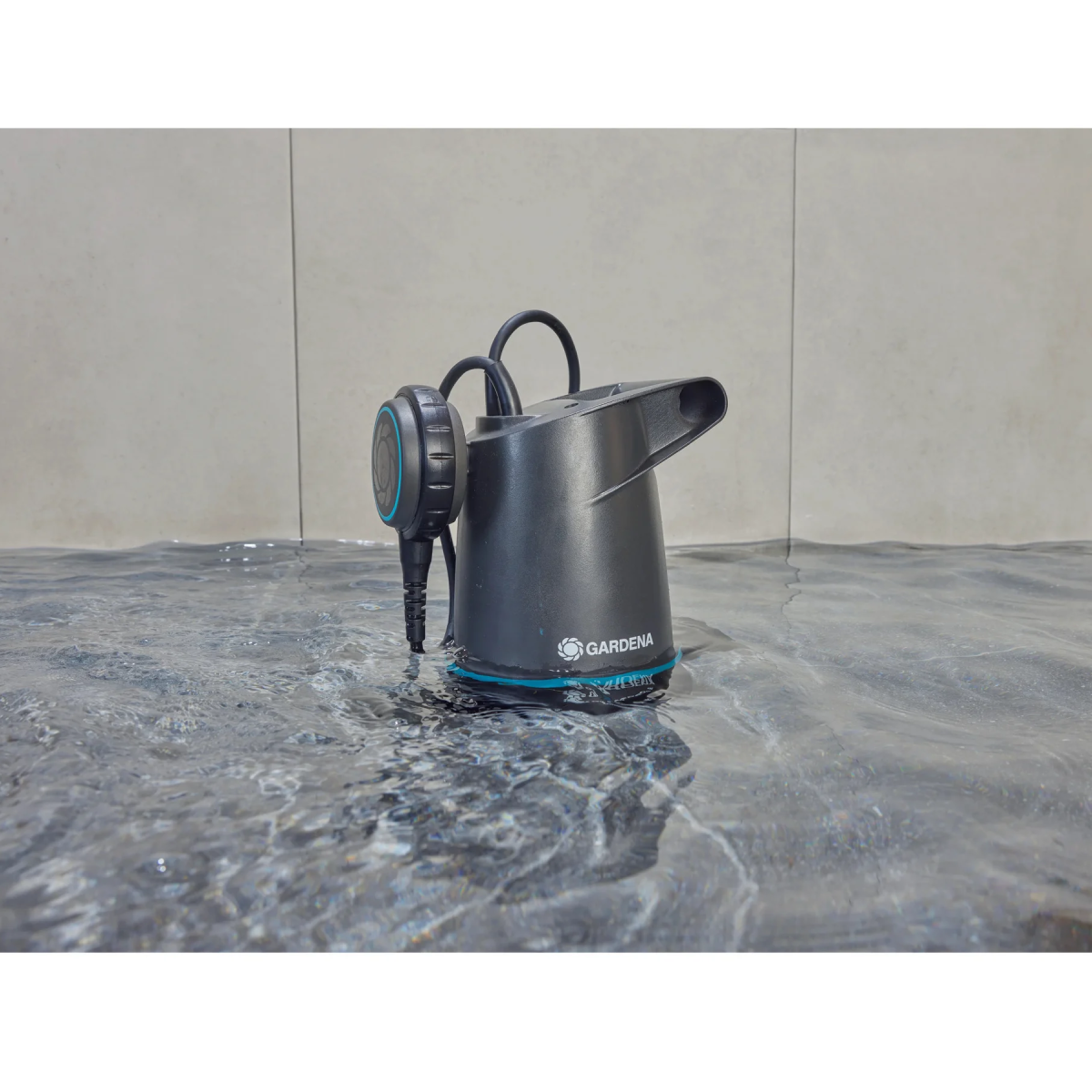 Czarna zatapialna pompa wodna z niebieskim akcentem. Jest w wodzie.