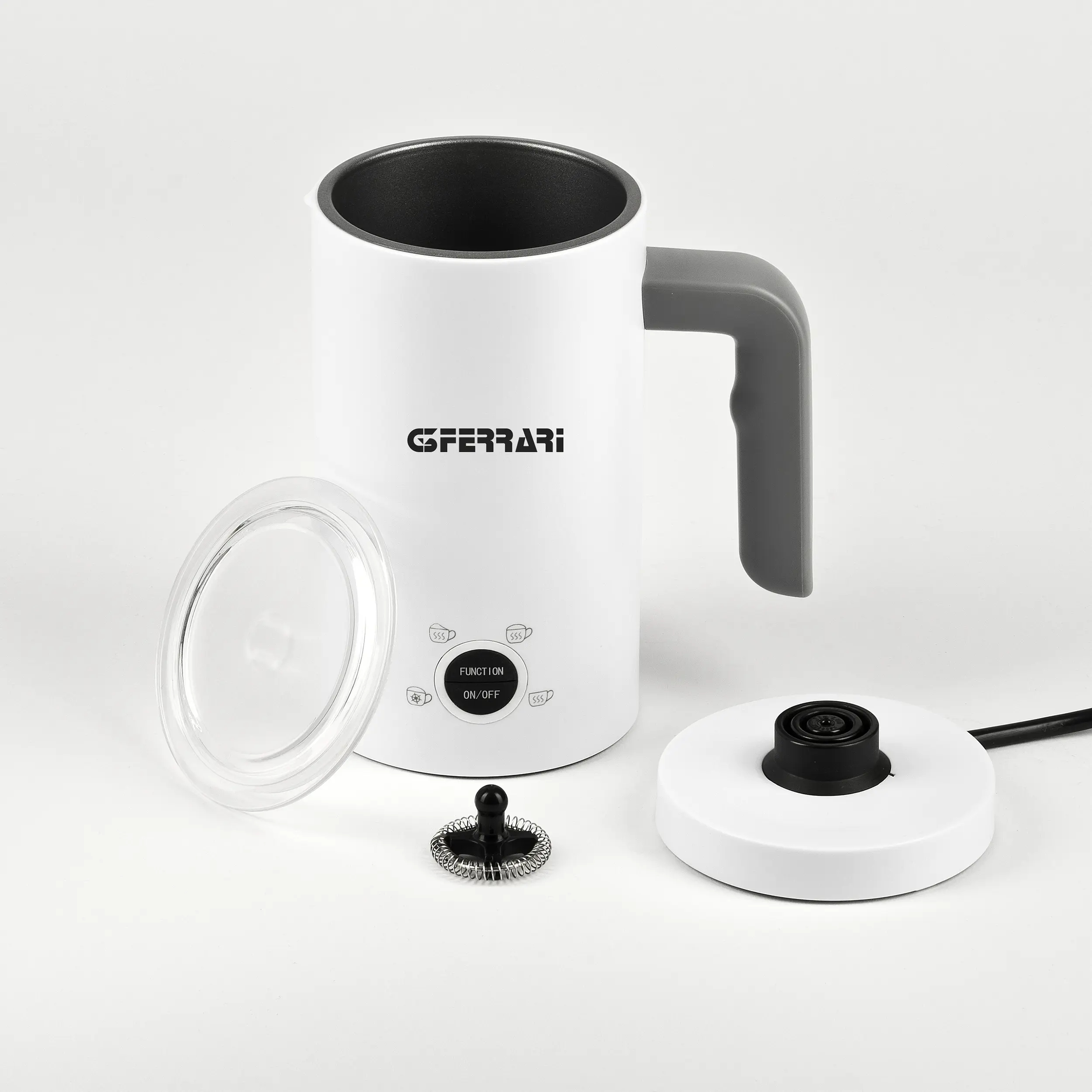 Eine weiße Kaffeemaschine mit grauem Griff und Glasdeckel, auf Weiß.