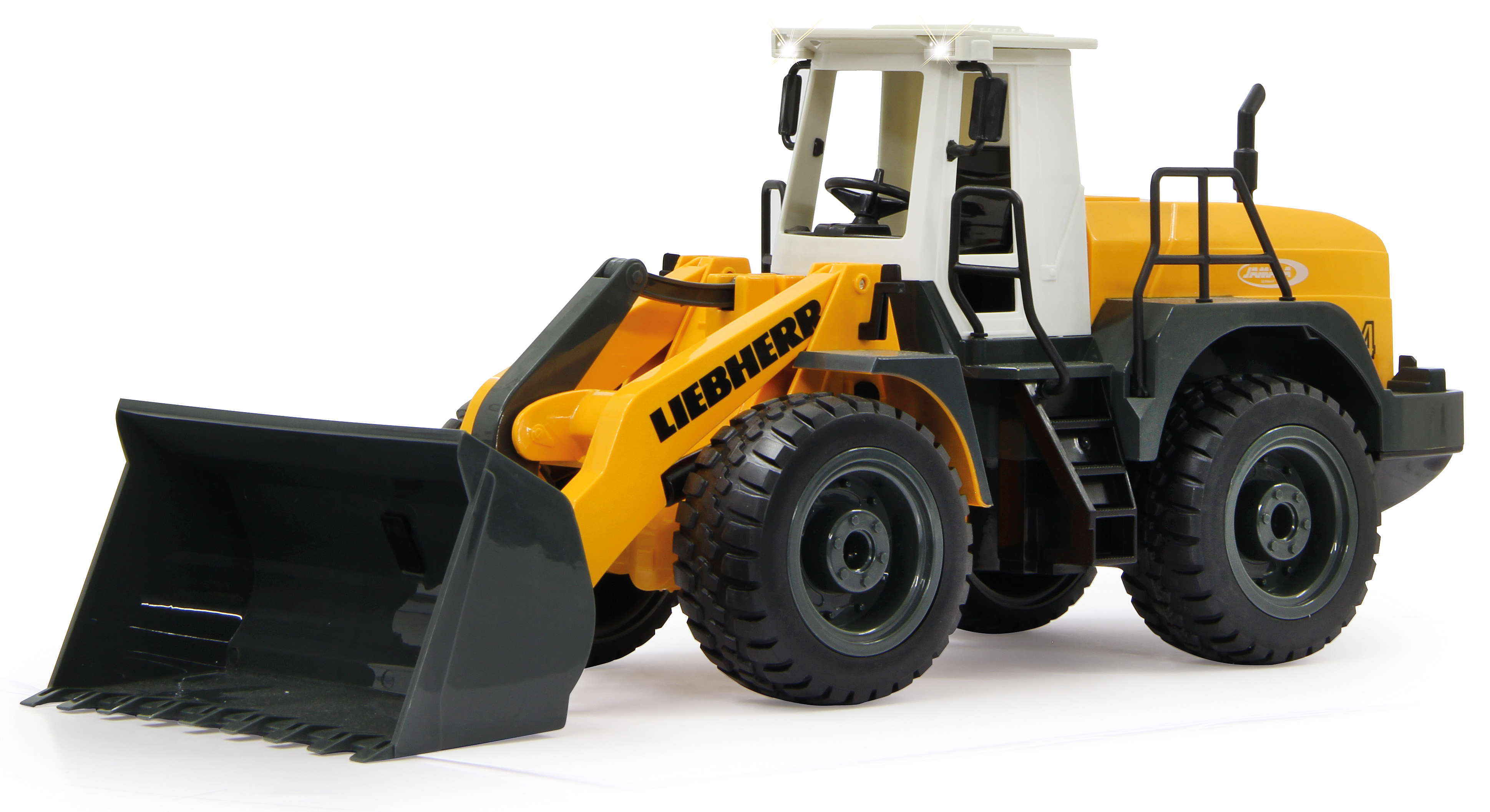 Żółto-szara zabawka ładowarka czołowa na białym tle, z czarnymi oponami.