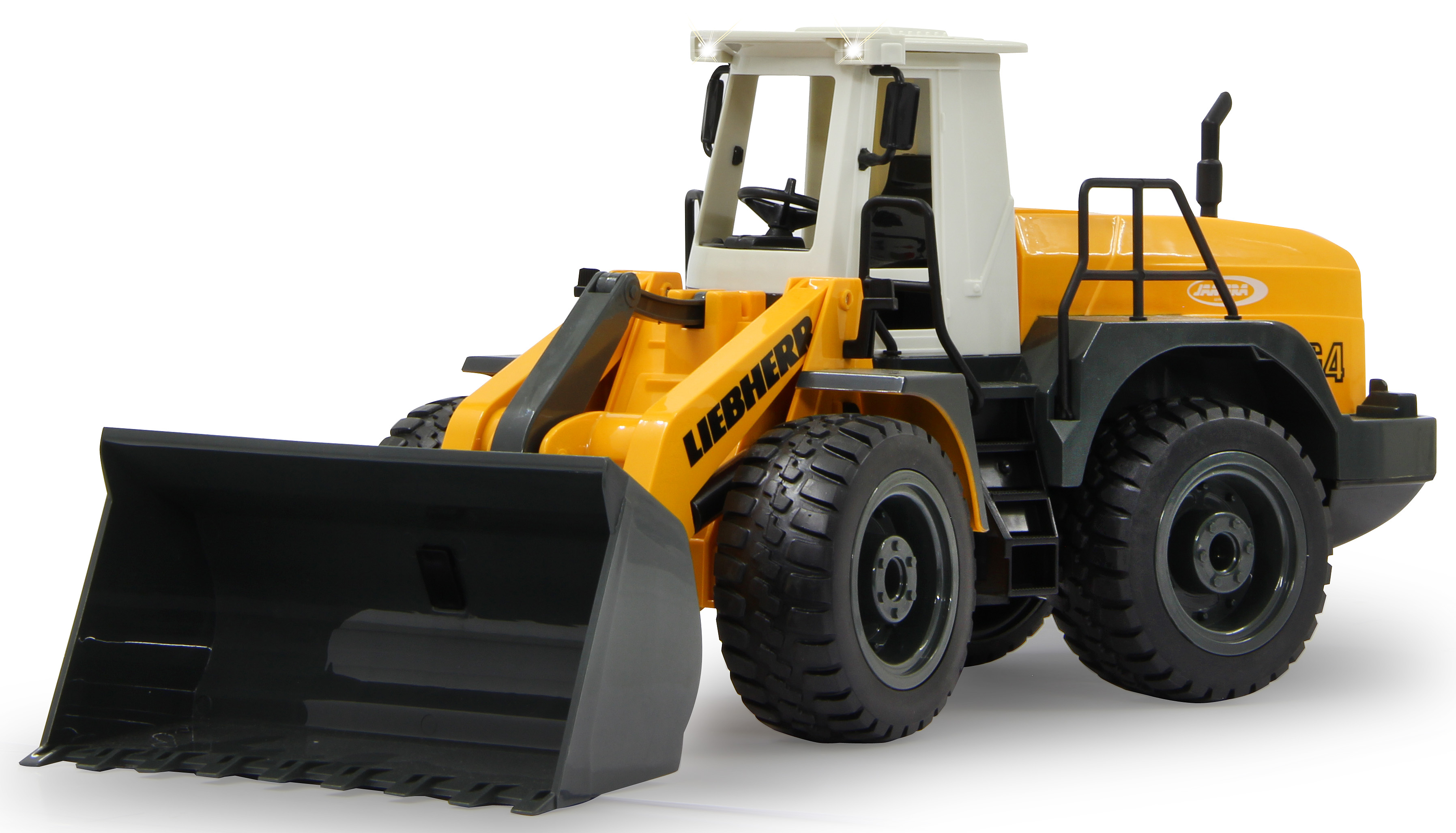 Żółto-szara zabawka ładowarki czołowej. Wiadro opuszczone. Białe tło.