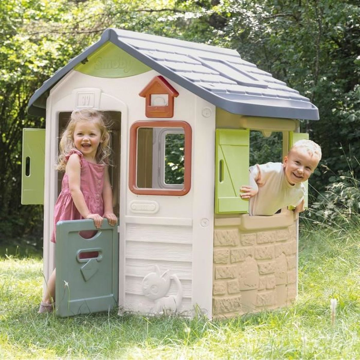 Niños jugando en una casita Smoby. Se ven dos niños.