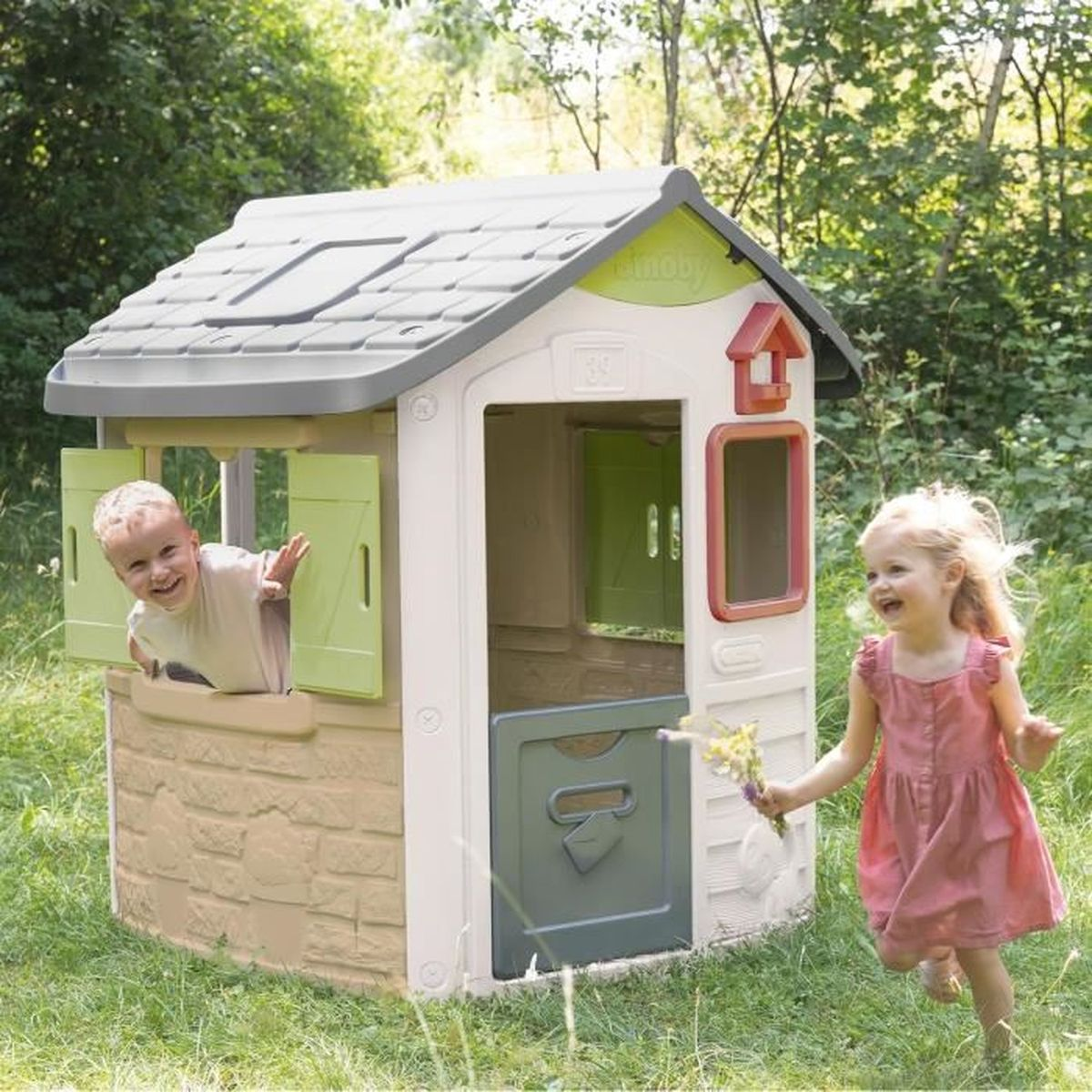 Dos niños jugando en una casita, un niño asomándose por una ventana, una niña corriendo con flores.